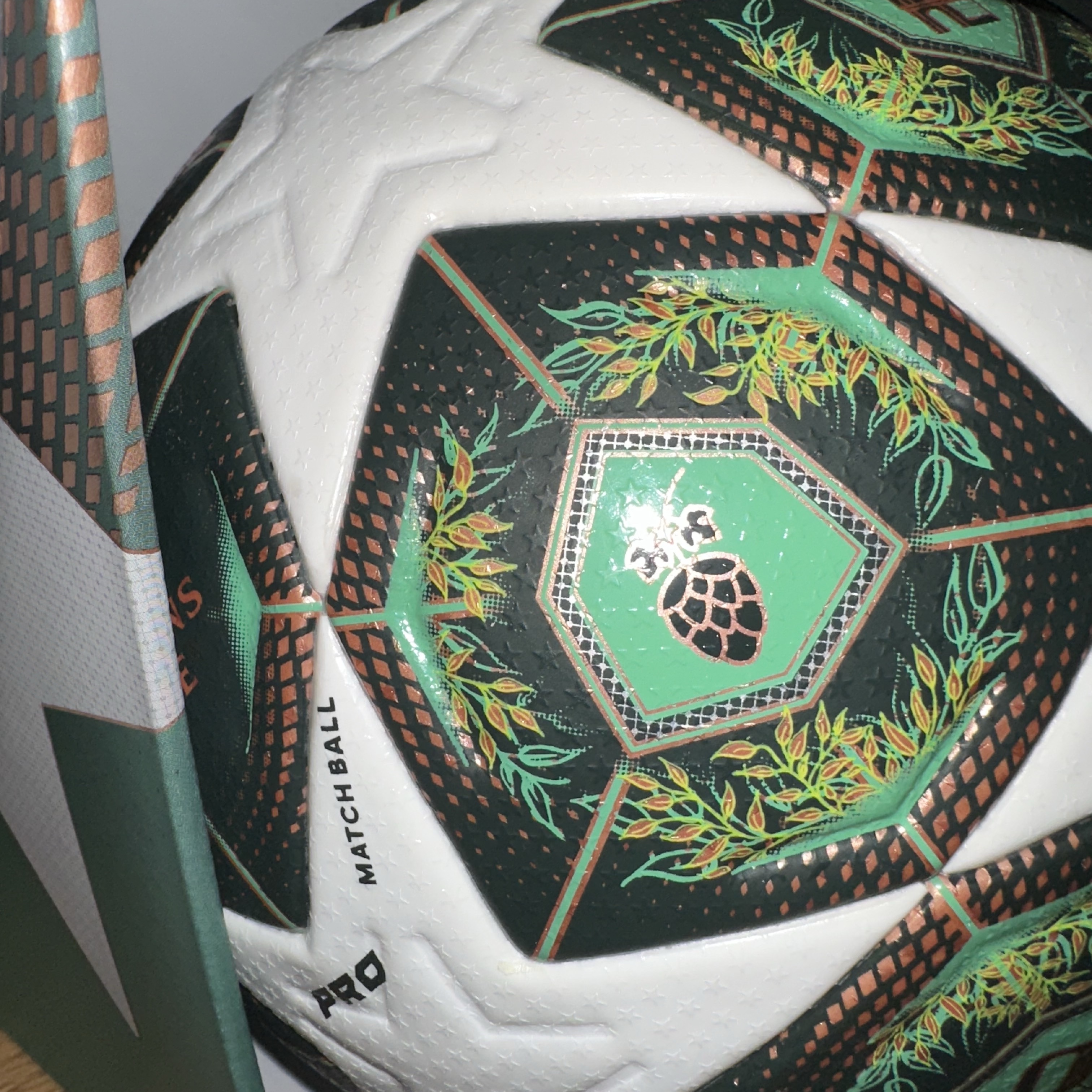 Adidas UCL Pro 2024/25 Knockout Stage Ball White Shadow Green 착용 스타일