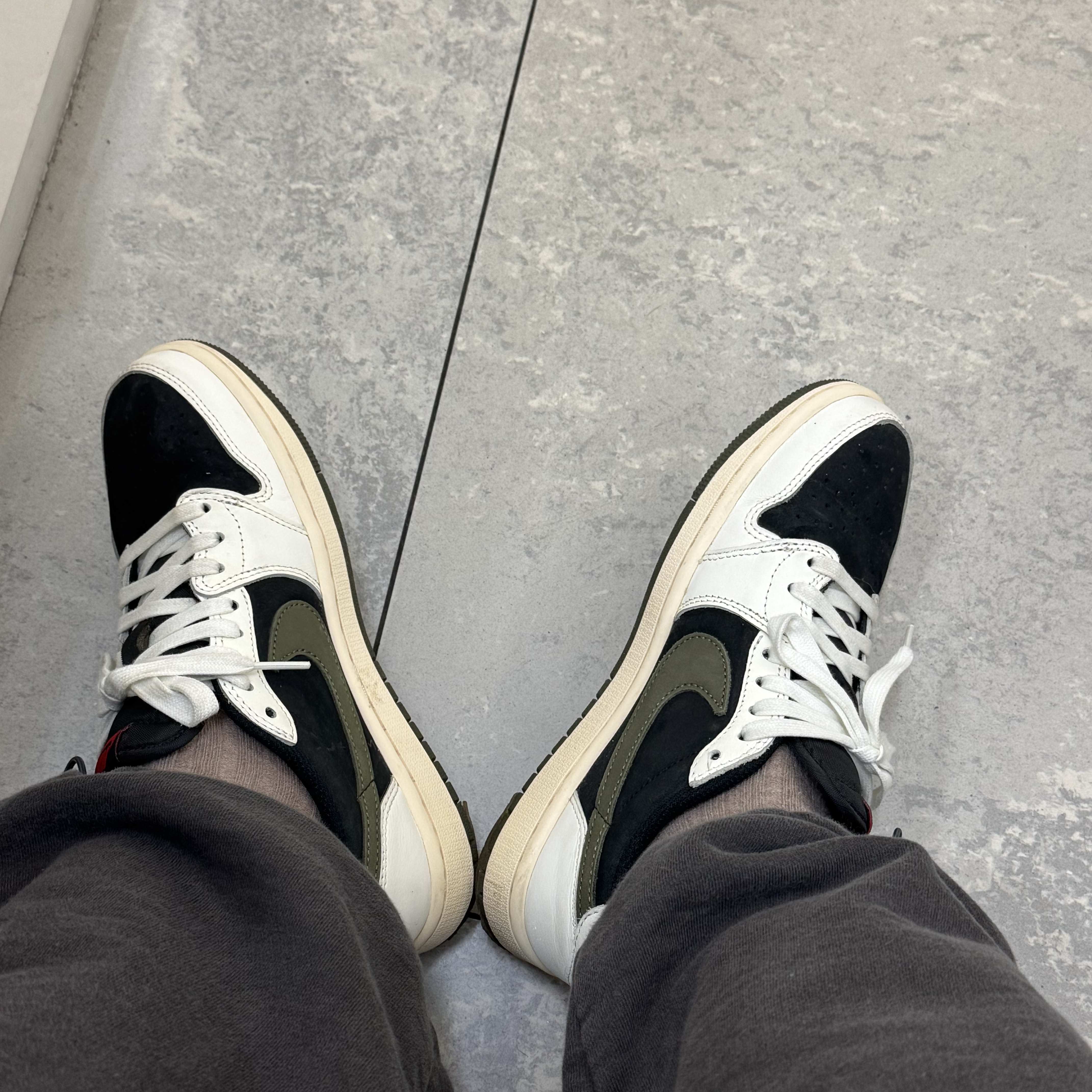 Jordan 1 x Travis Scott Retro Low OG SP Reverse Olive 착용 스타일