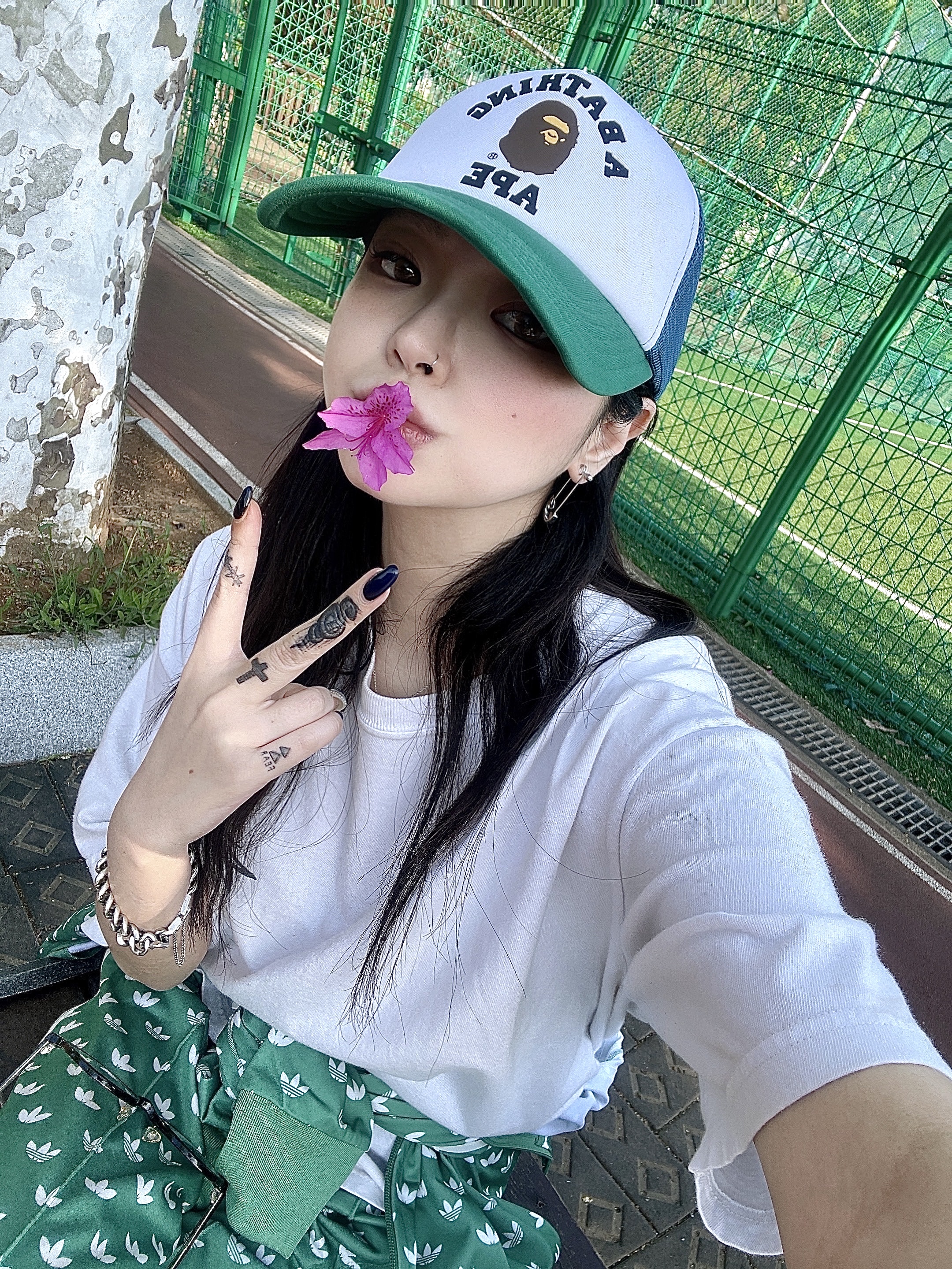 BAPE College Mesh Cap Blue, Stussy Bouquet T-Shirt White 착용 스타일