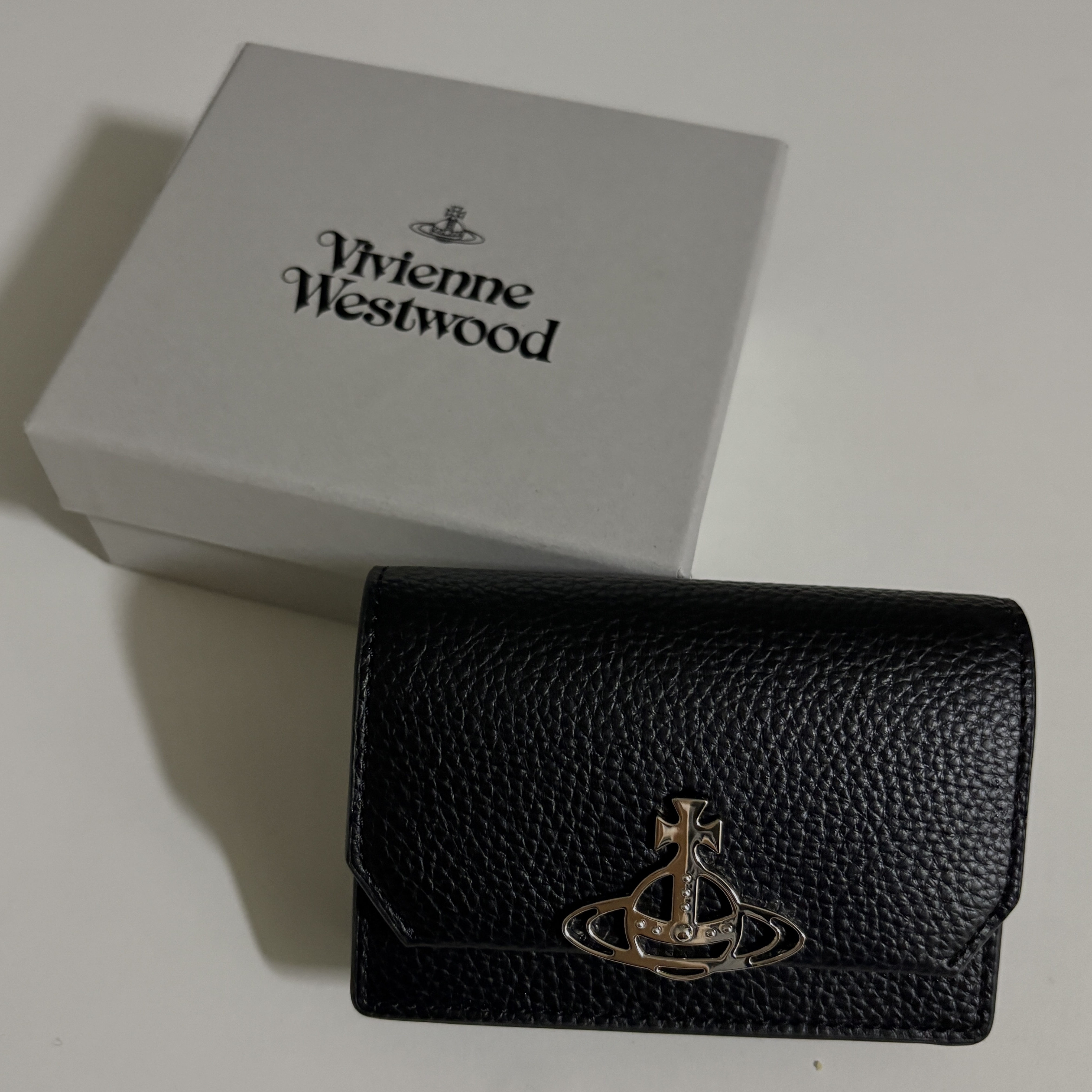 Vivienne Westwood Orb Plaque Folded Wallet Black 착용 스타일