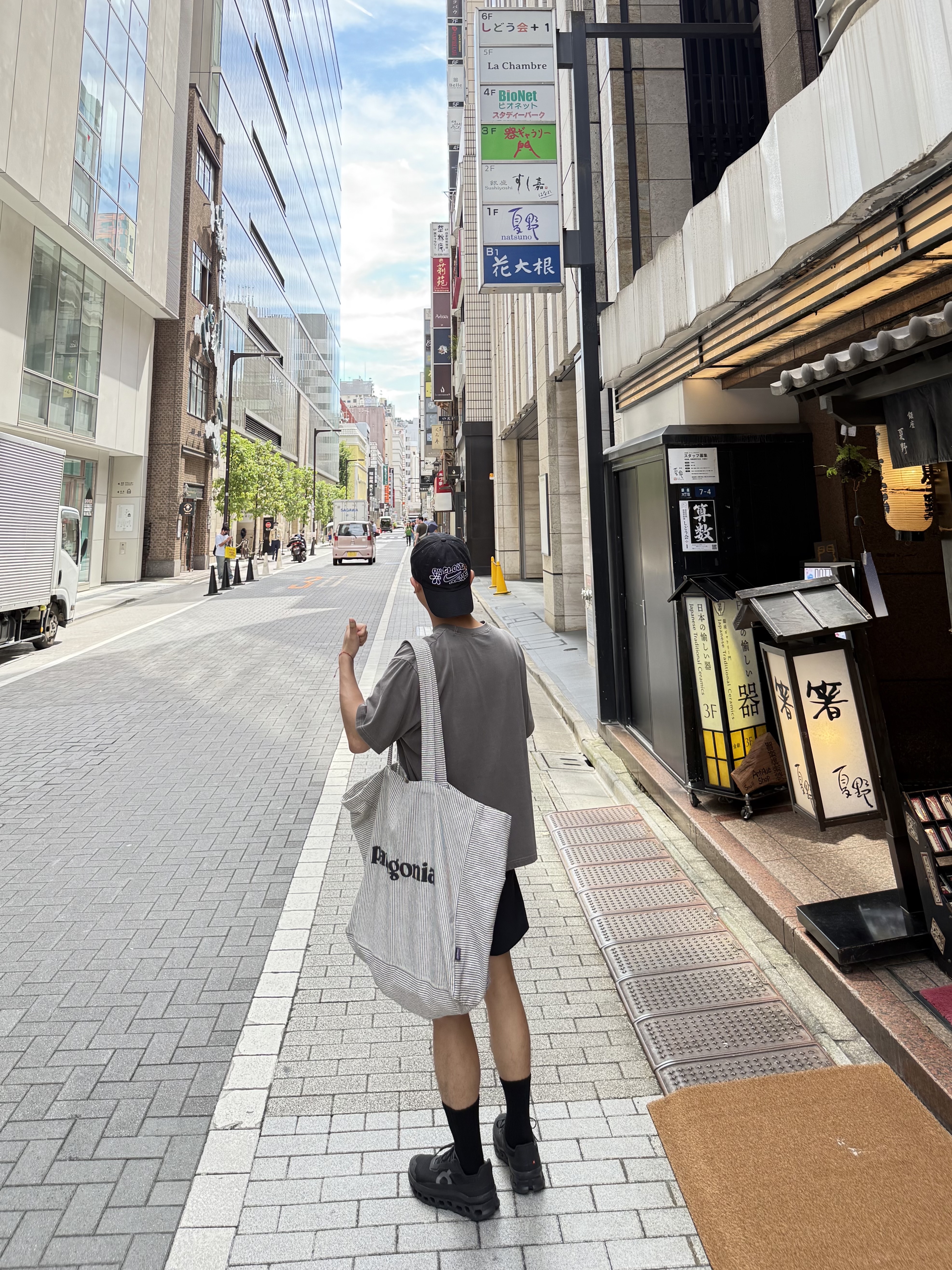 Patagonia Recycled Market Tote Bag Fitz Roy Icon Farrier Stripe Forge Grey 착용 스타일 - 2