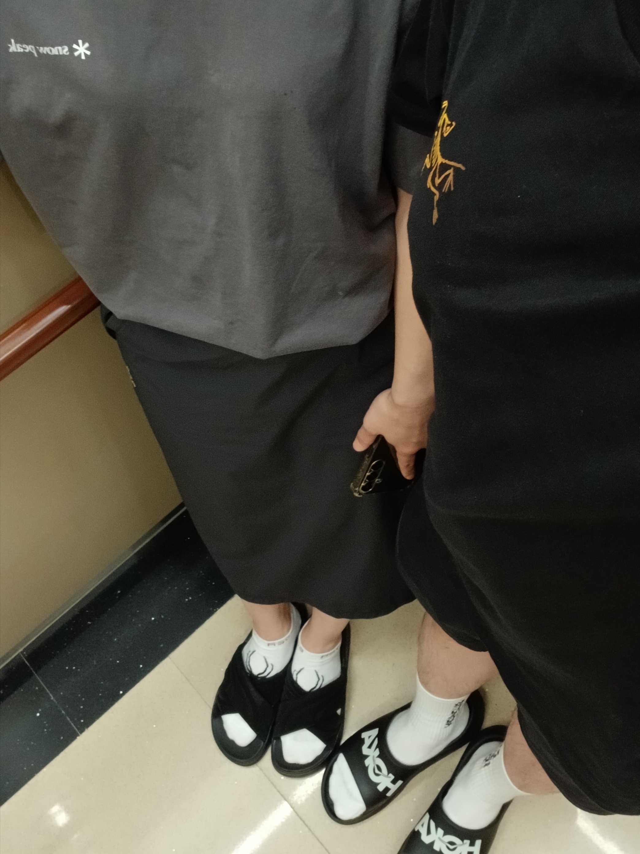 Hoka Ora Athletic Slide Black White, Arc'teryx Kragg Cotton Logo SS T-Shirt 24K Black 착용 스타일 - 3
