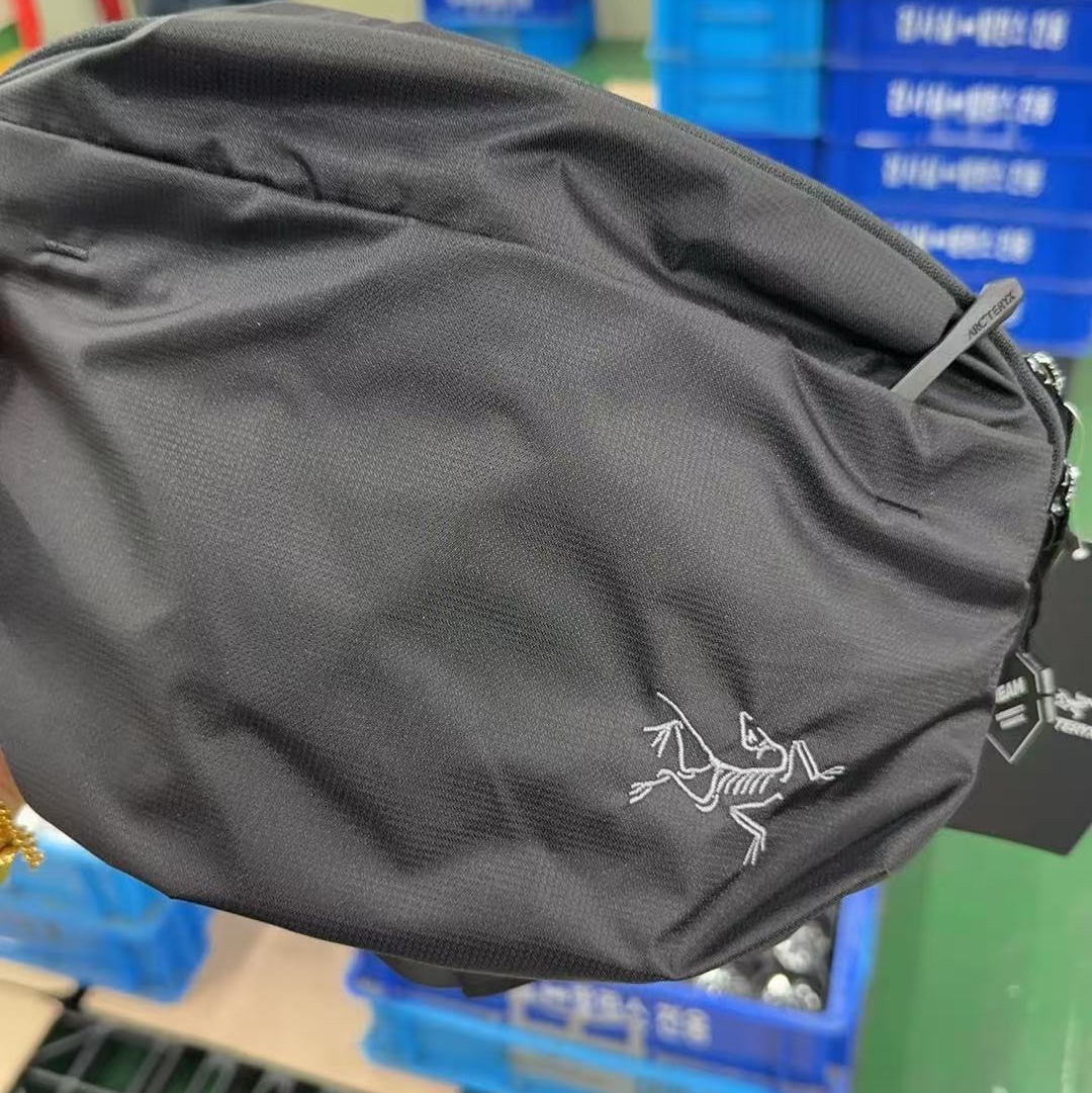 Arc'teryx Heliad 6 Crossbody Bag Black 착용 스타일