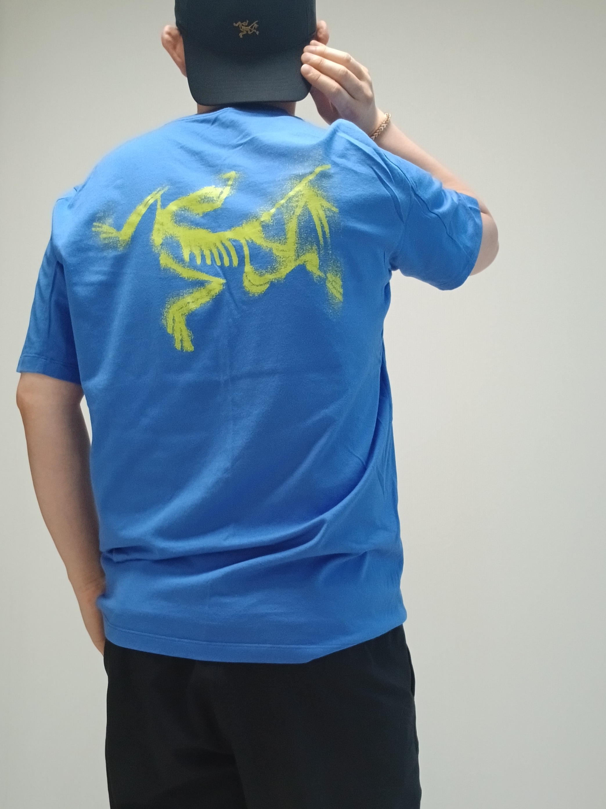 Arc'teryx Kragg SL Cotton Blurred Bird SS T-Shirt Electra Euphoria, Hoka Ora Athletic Slide Black White 착용 스타일 - 4