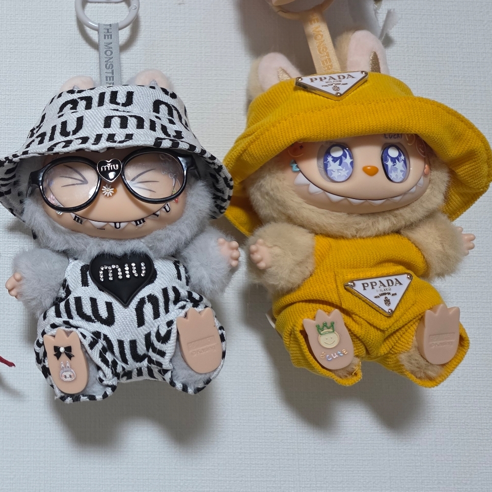 Pop Mart Labubu Let's Play Together Doll Series Sealed Case (6 Blind Boxes), Pop Mart Labubu The Monsters Labubu Tasty Macarons Series Sesame Bean Keyring (Opened Case) 착용 스타일 - 4