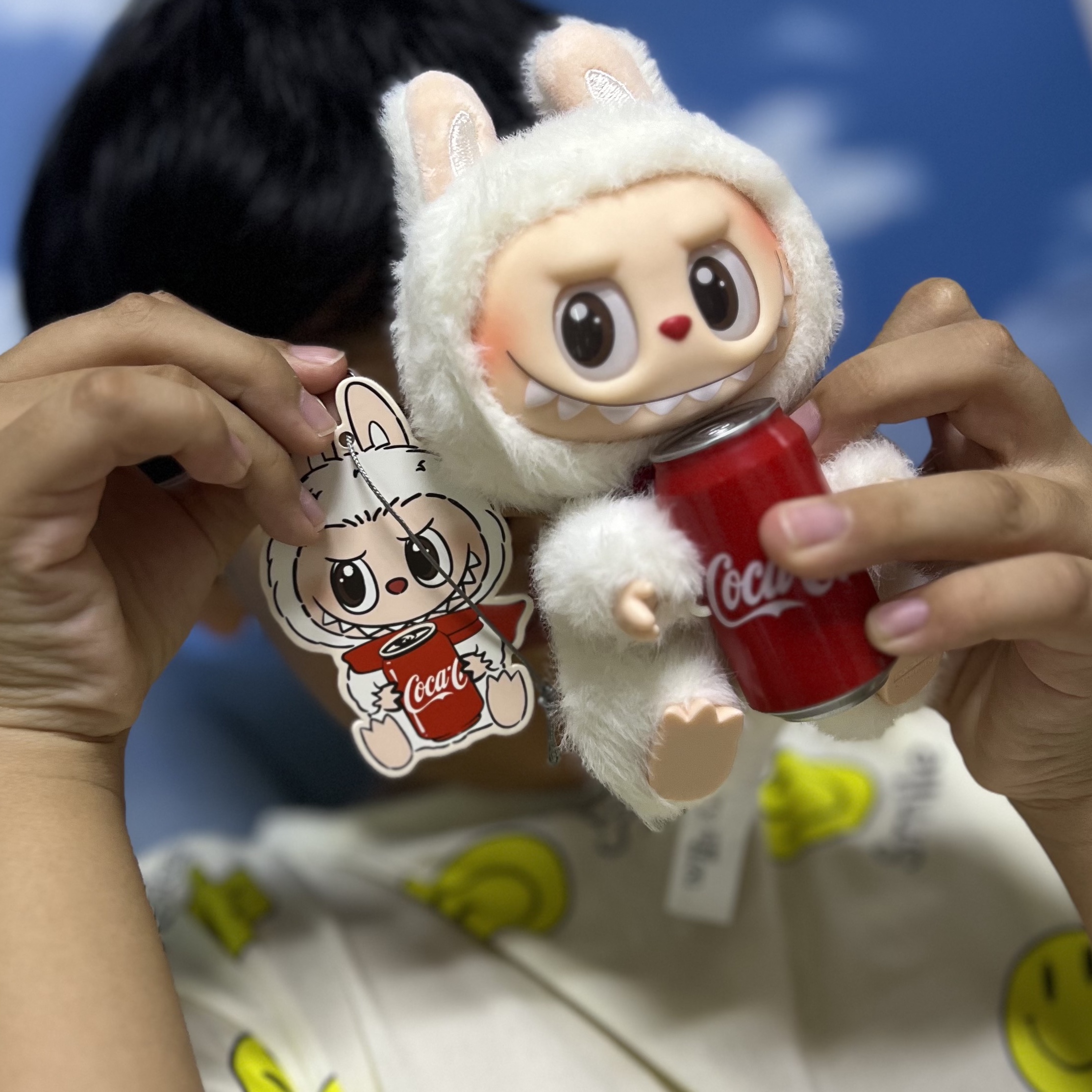 Pop Mart Labubu Coca Cola Series Keyring Sealed Case (1 Blind Box) 착용 스타일