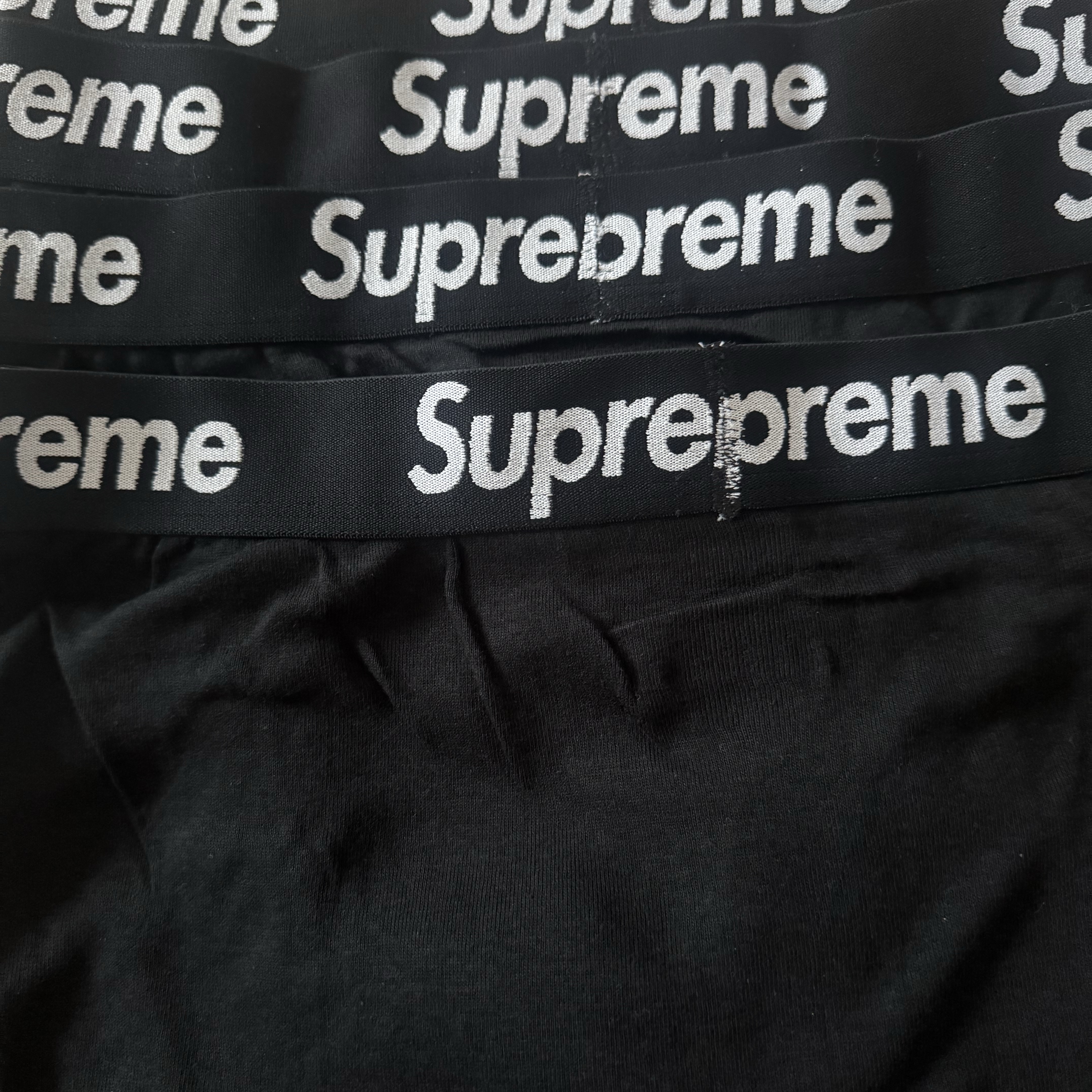 Supreme Hanes Boxer Briefs Black (4 Pack) 착용 스타일