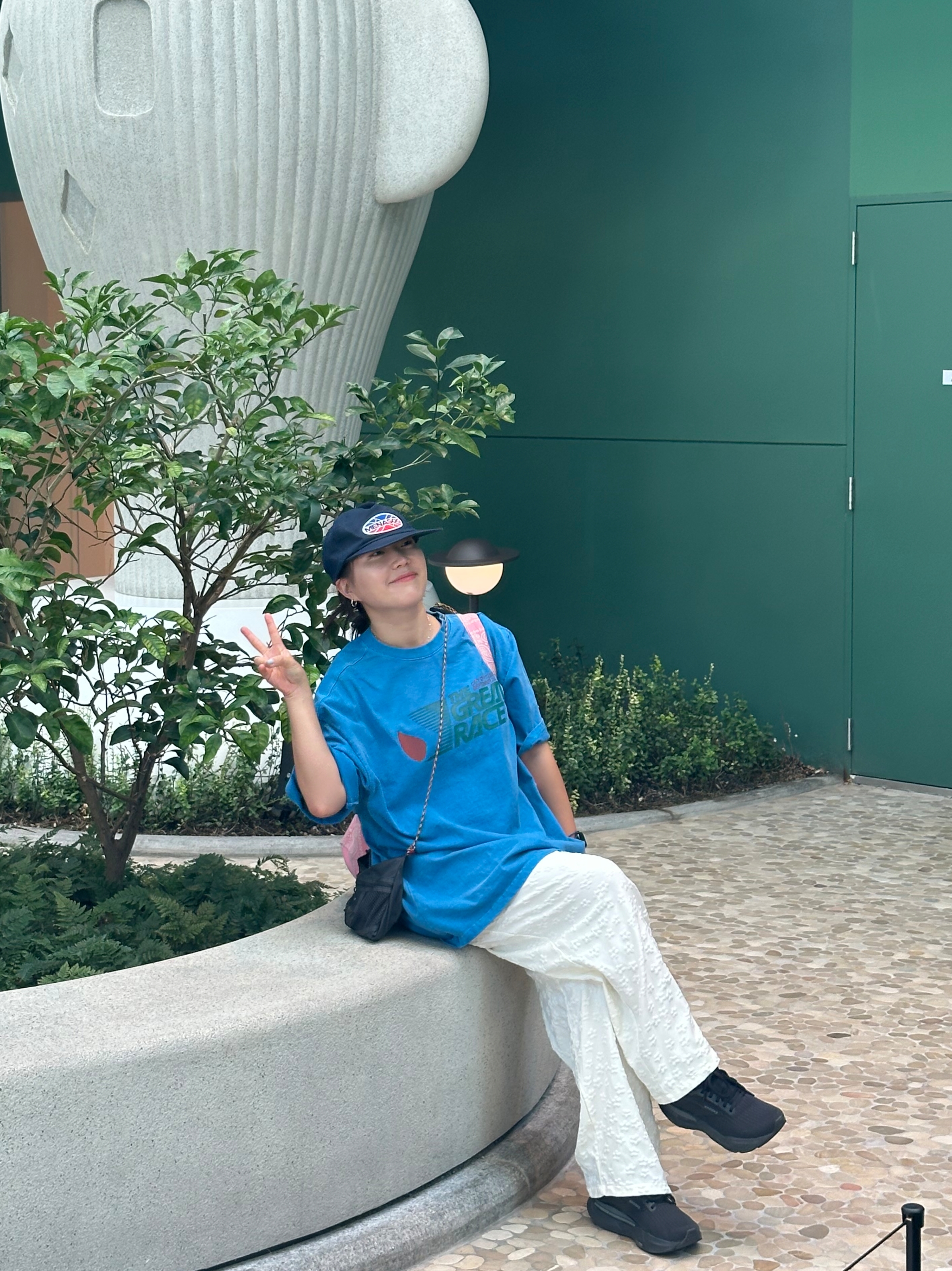 Stussy Dollie Pigment Dyed T-Shirt Natural, Klattermusen Algir Small Accessory Bag Raven 착용 스타일 - 3