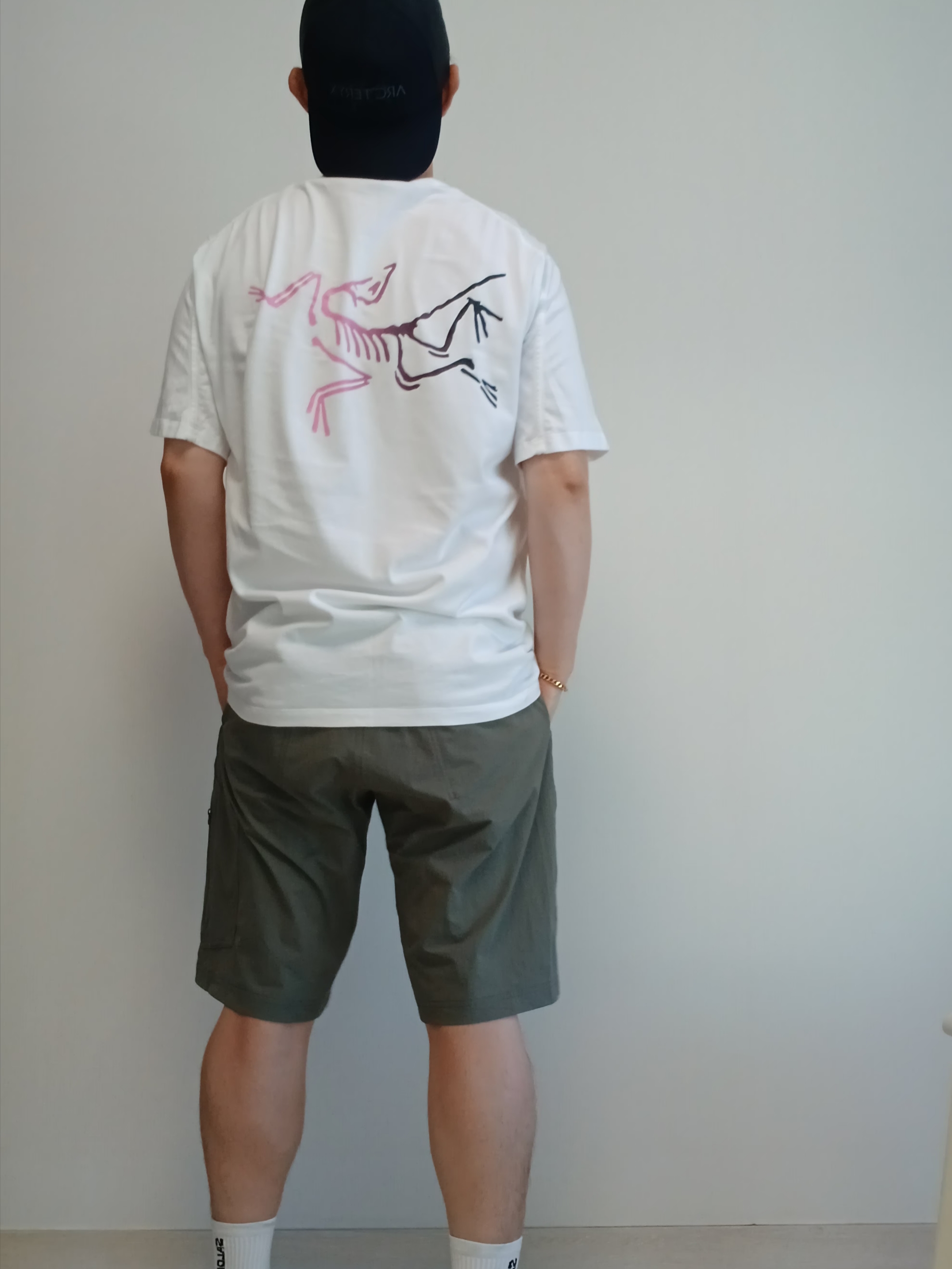 Arc'teryx Kragg Cotton Logo SS T-Shirt White Light Soul, Arc'teryx Cronin Shorts 11 Inch Black 착용 스타일 - 5