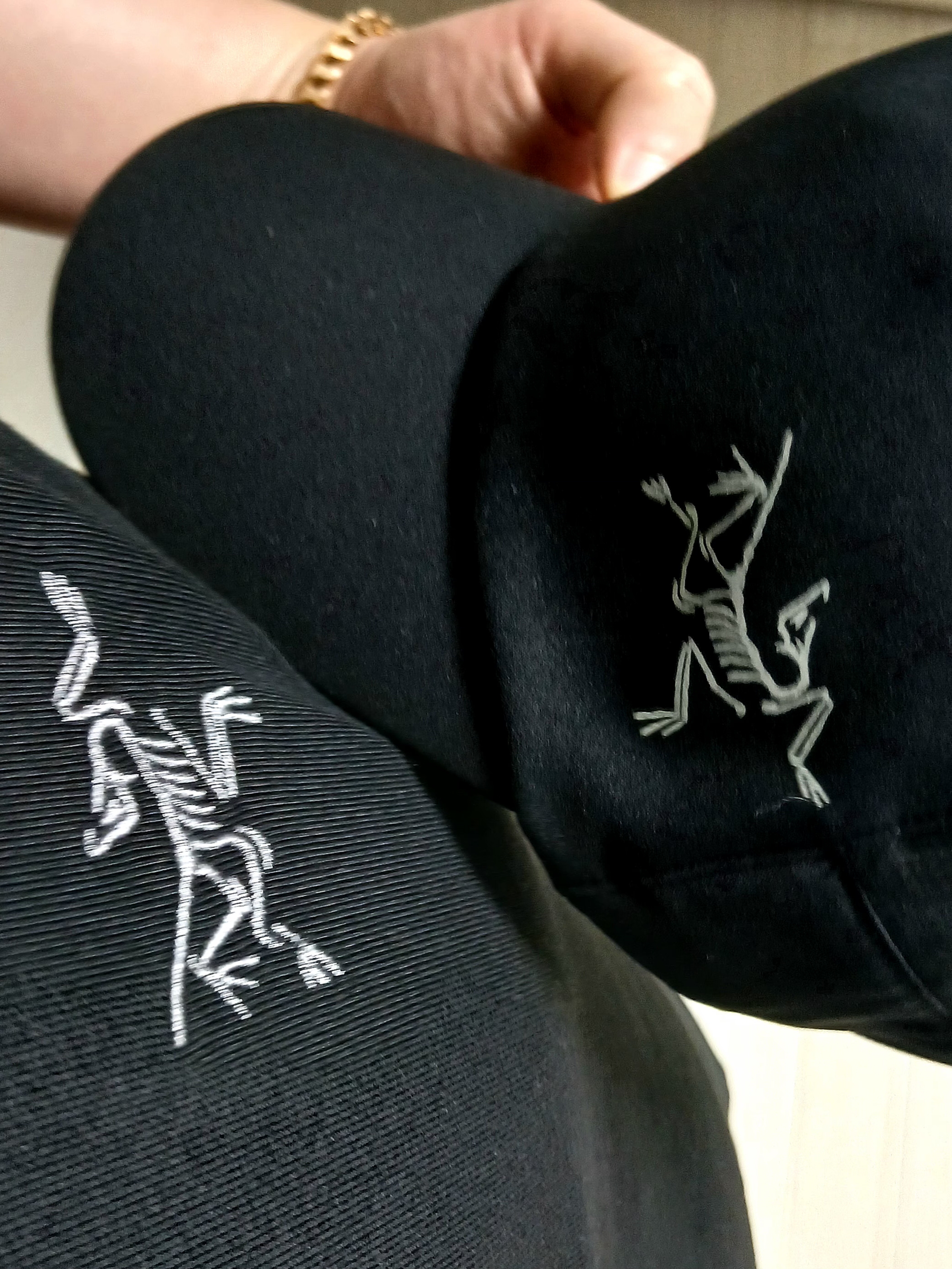 Arc'teryx Captive Arc'word SS T-Shirt Black, Arc'teryx Calvus Cap Black 착용 스타일 - 3