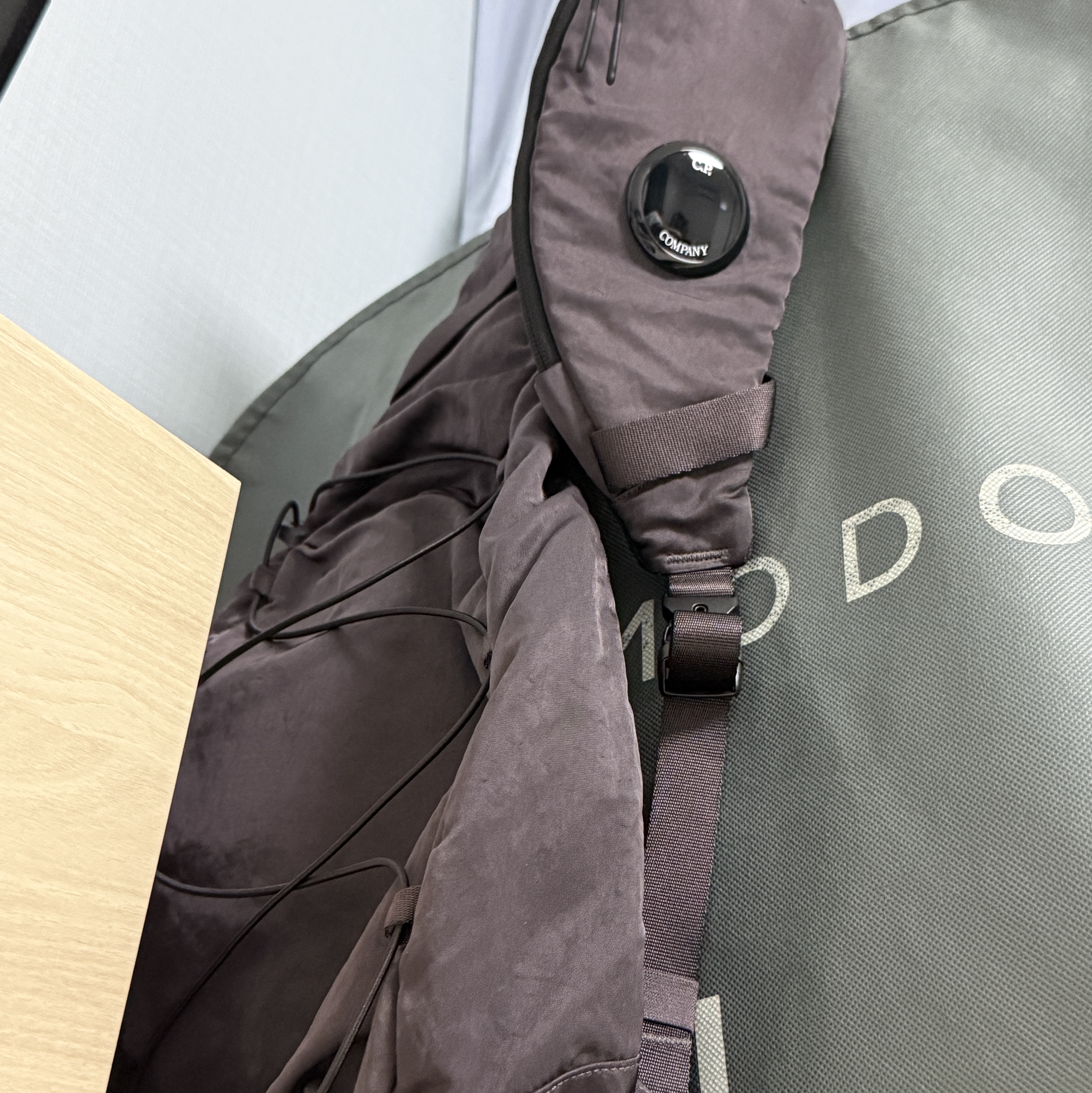 C.P. Company Nylon B Crossbody Rucksack Boulevard Violet - 24FW 착용 스타일