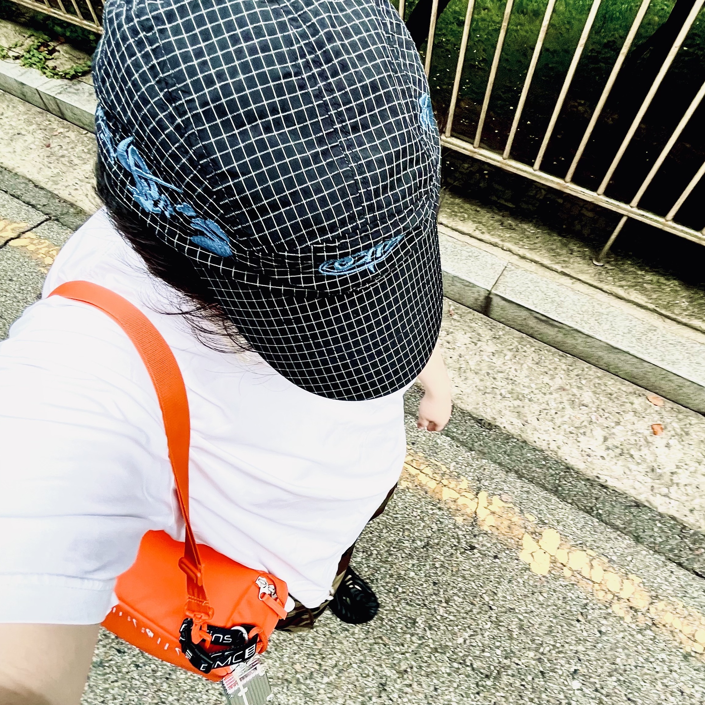 Crocs x Salehe Bembury Pollex Clog Sasquatch, Nike x Off-White NRG Hat Black 착용 스타일