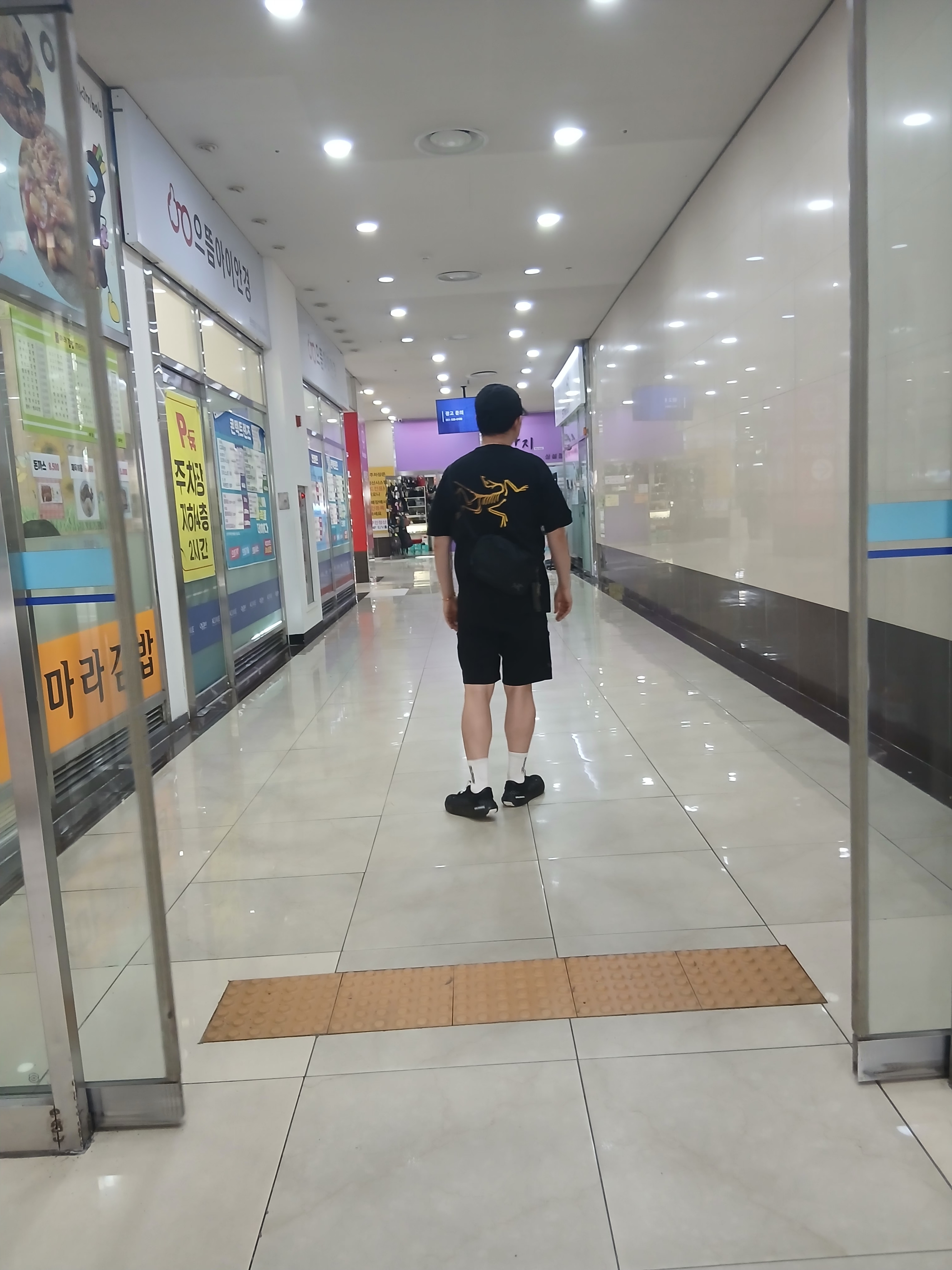 Arc'teryx Kragg Cotton Logo SS T-Shirt 24K Black, Arc'teryx Gamma Quick Dry Shorts 9 Inch Black 착용 스타일 - 4