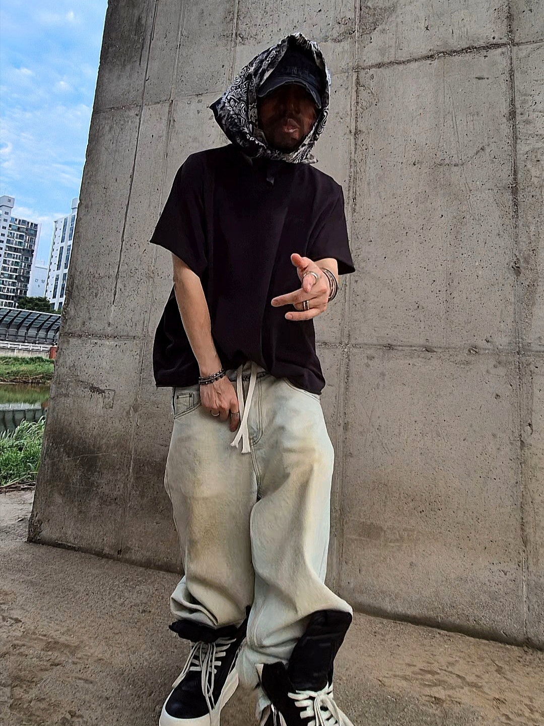Yeezy One Box T-Shirt Black, Rick Owens Hollywood Mega Bumper Geobasket in Full Grain Calf Leather Black Milk 착용 스타일 - 3