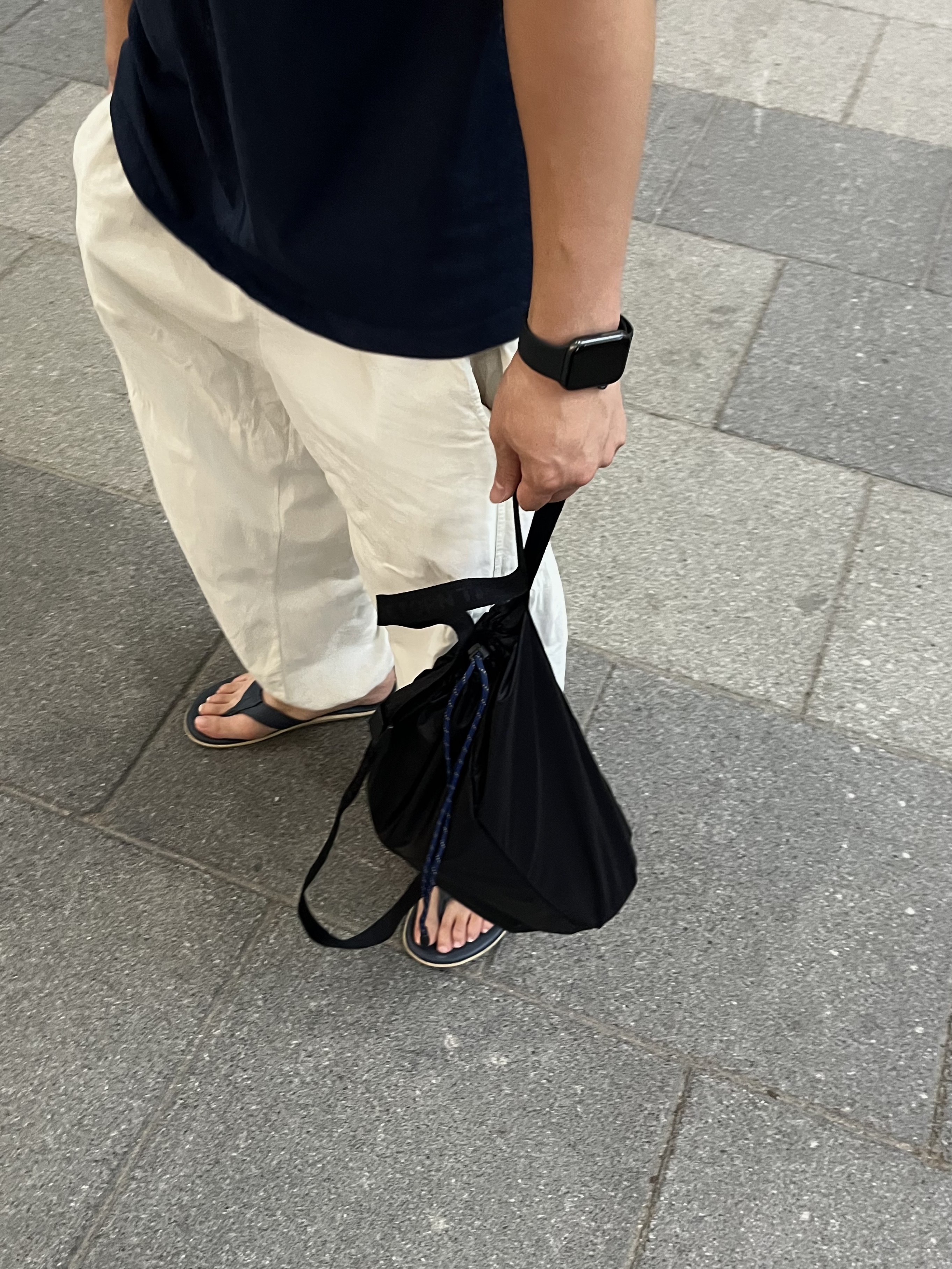 Tretorn Nylon Rip Sling Bag Black 착용 스타일 - 5