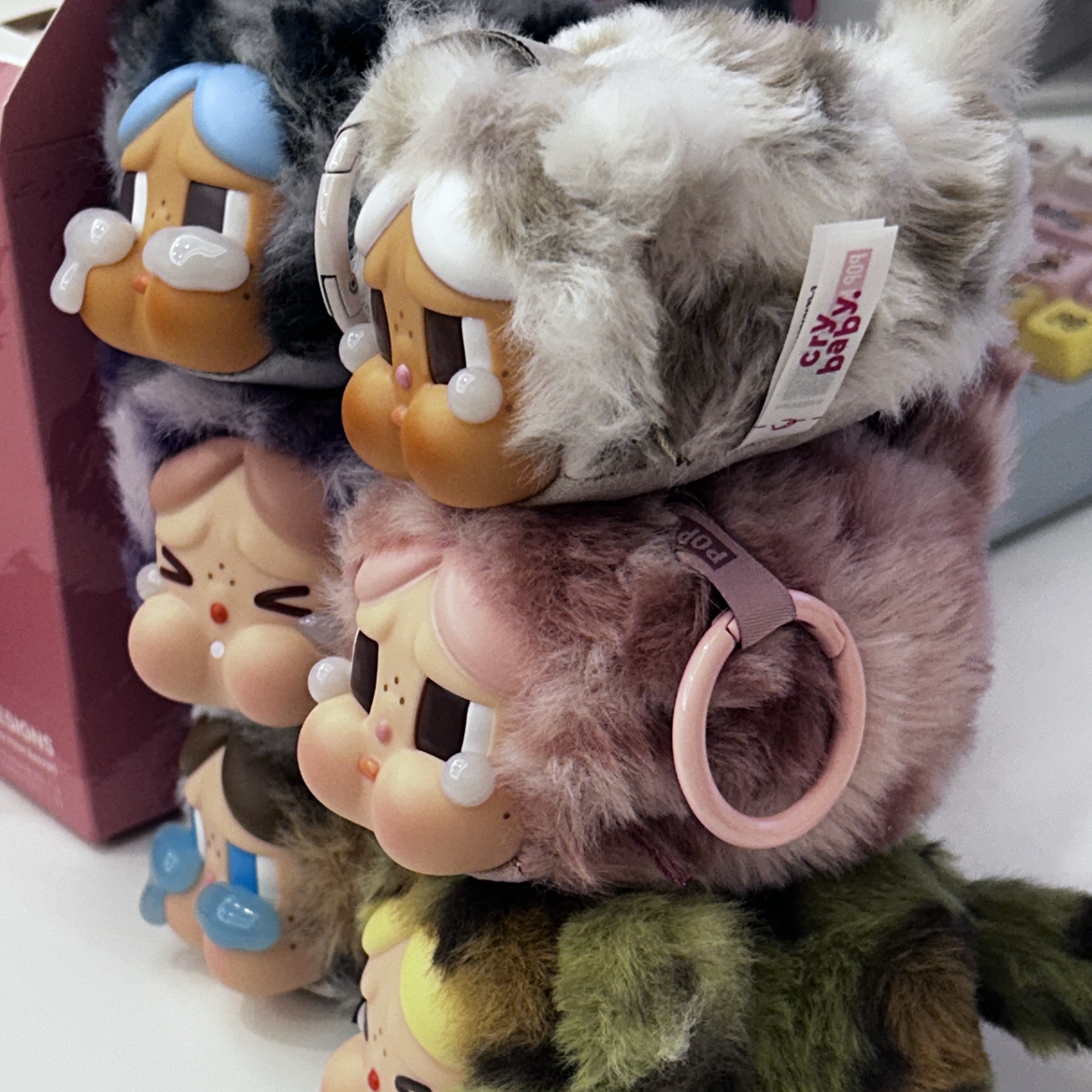 Pop Mart Crybaby Wild But Cutie Series Vinyl Plush Pendant (6 Blind Boxes), Pop Mart Crybaby x Powerpuff Girls Series Keyring Sealed Case (6 Blind Boxes) 착용 스타일 - 2