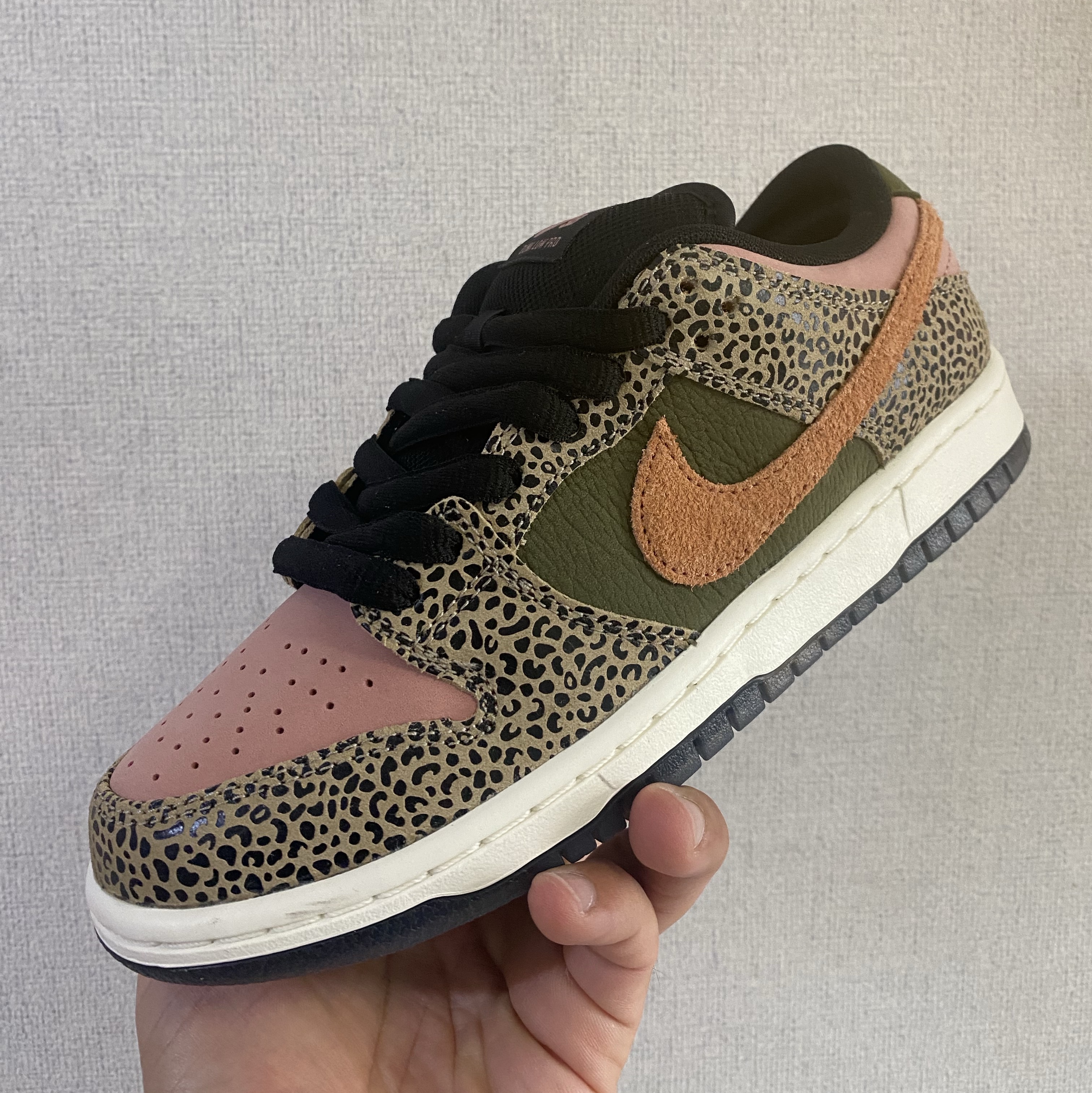 Nike x Arts-Rec Skateshop SB Dunk Low Pro Rust Pink and Rough Green 착용 스타일
