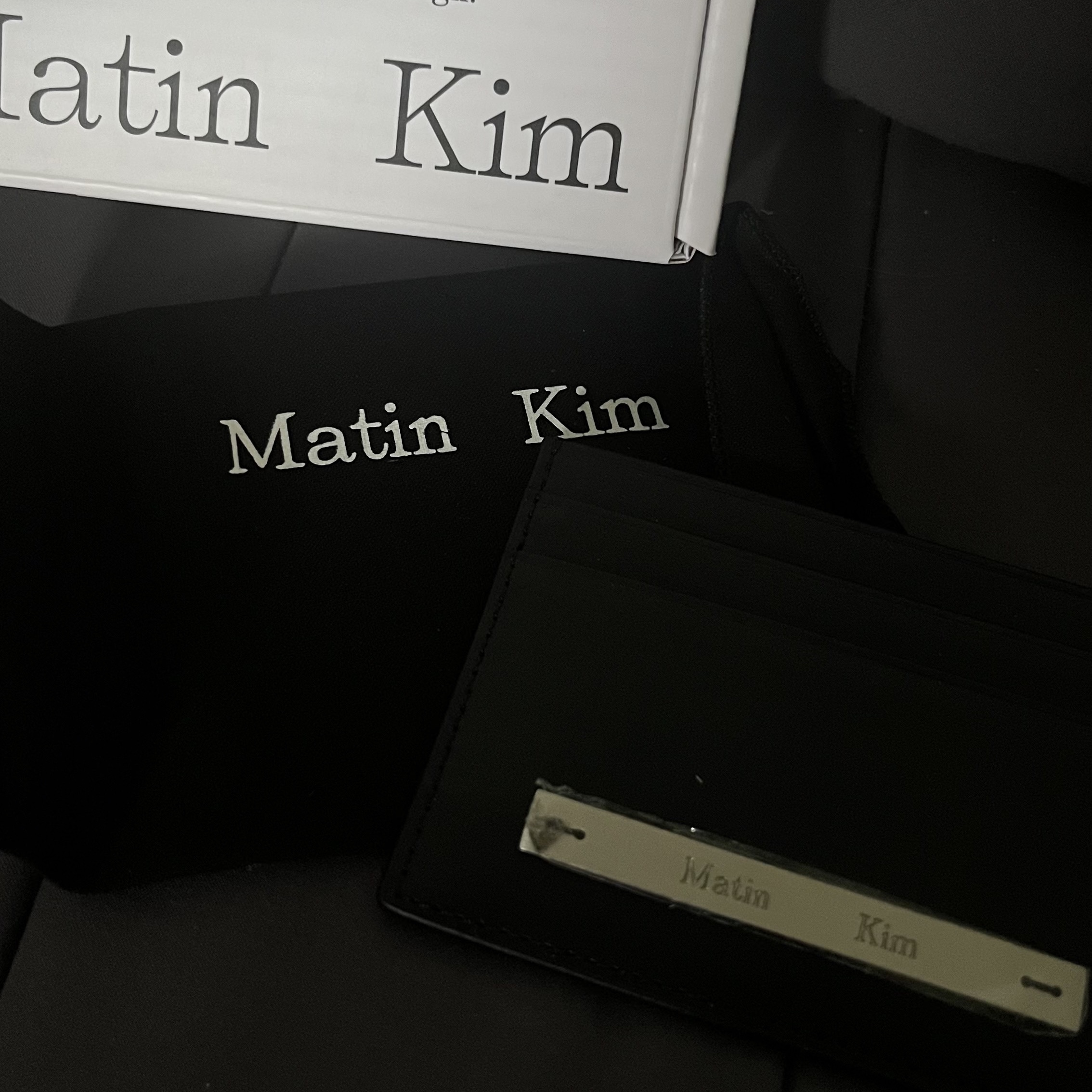 Matin Kim Vintage Card Wallet Black 착용 스타일