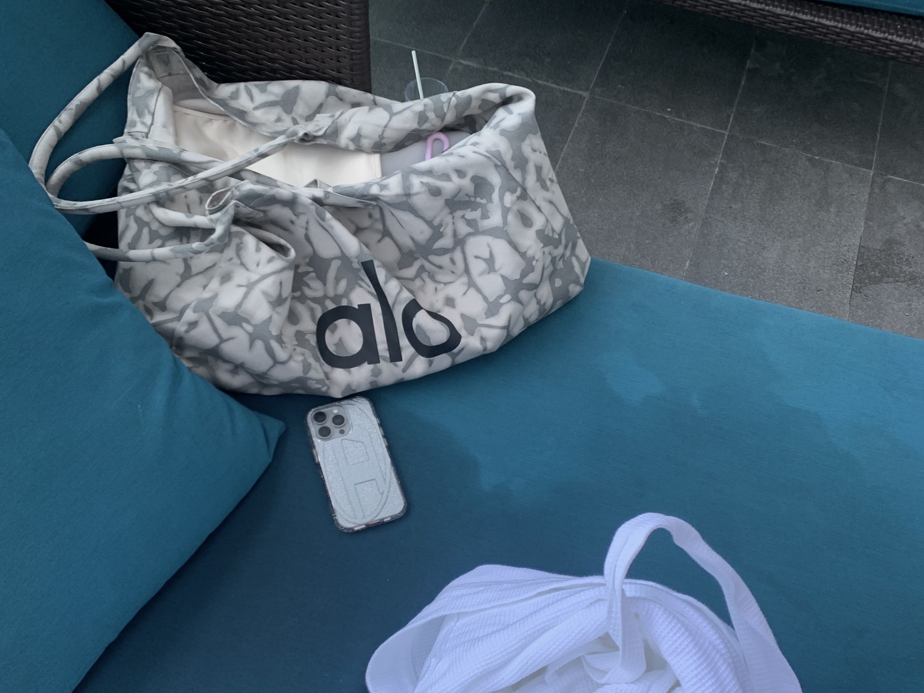 Alo Yoga Iconic Shopper Tote Bag Grey Tiedye 착용 스타일