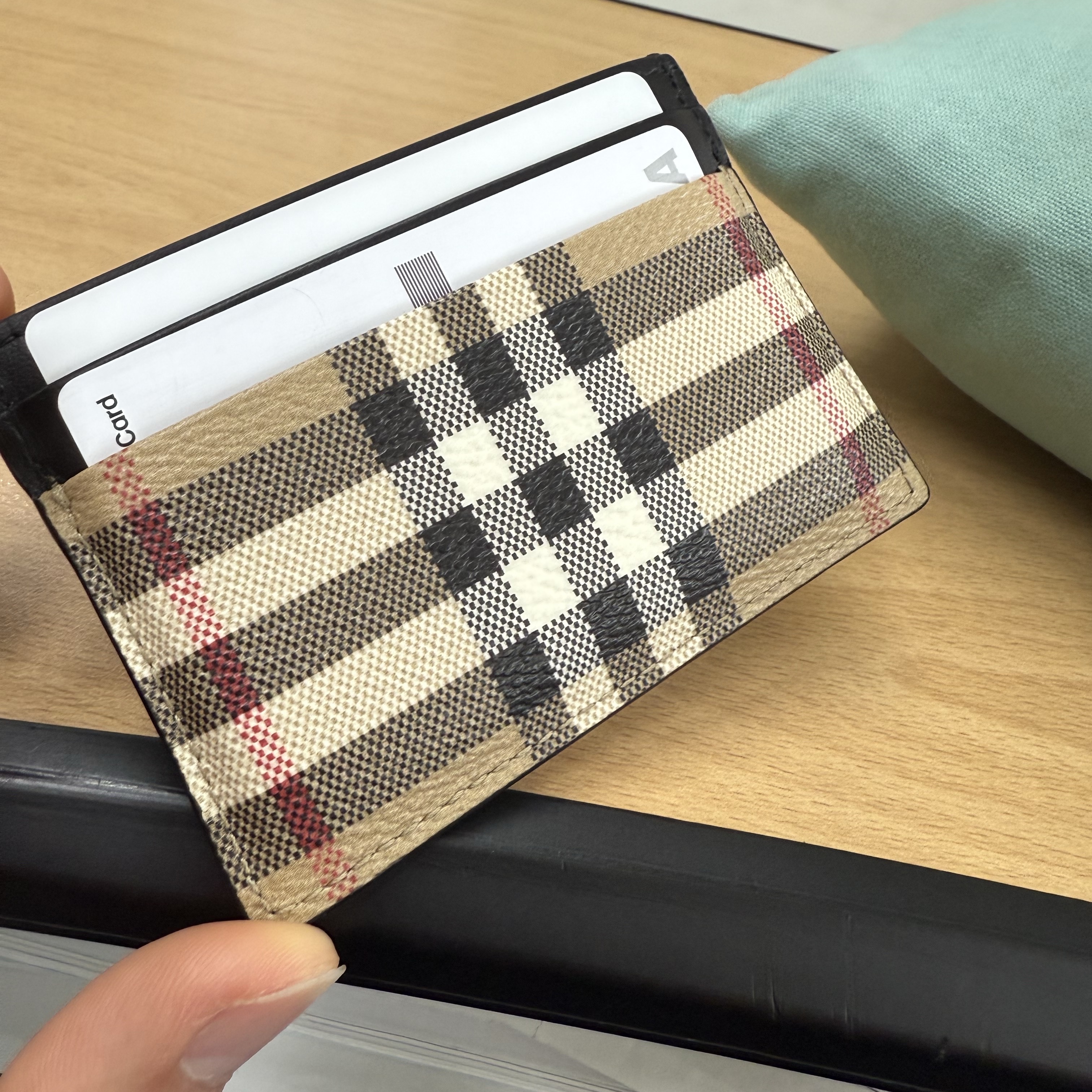 Burberry Check Card Holder Archive Beige 착용 스타일