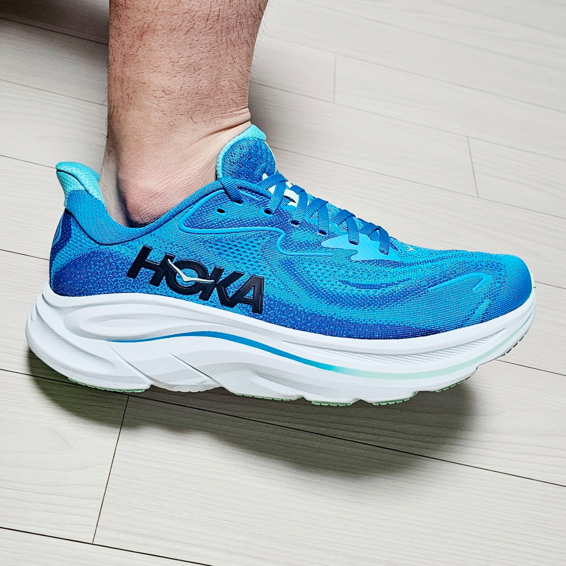 Hoka Clifton 10 Blue Skyward Blue - Wide 착용 스타일 - 2