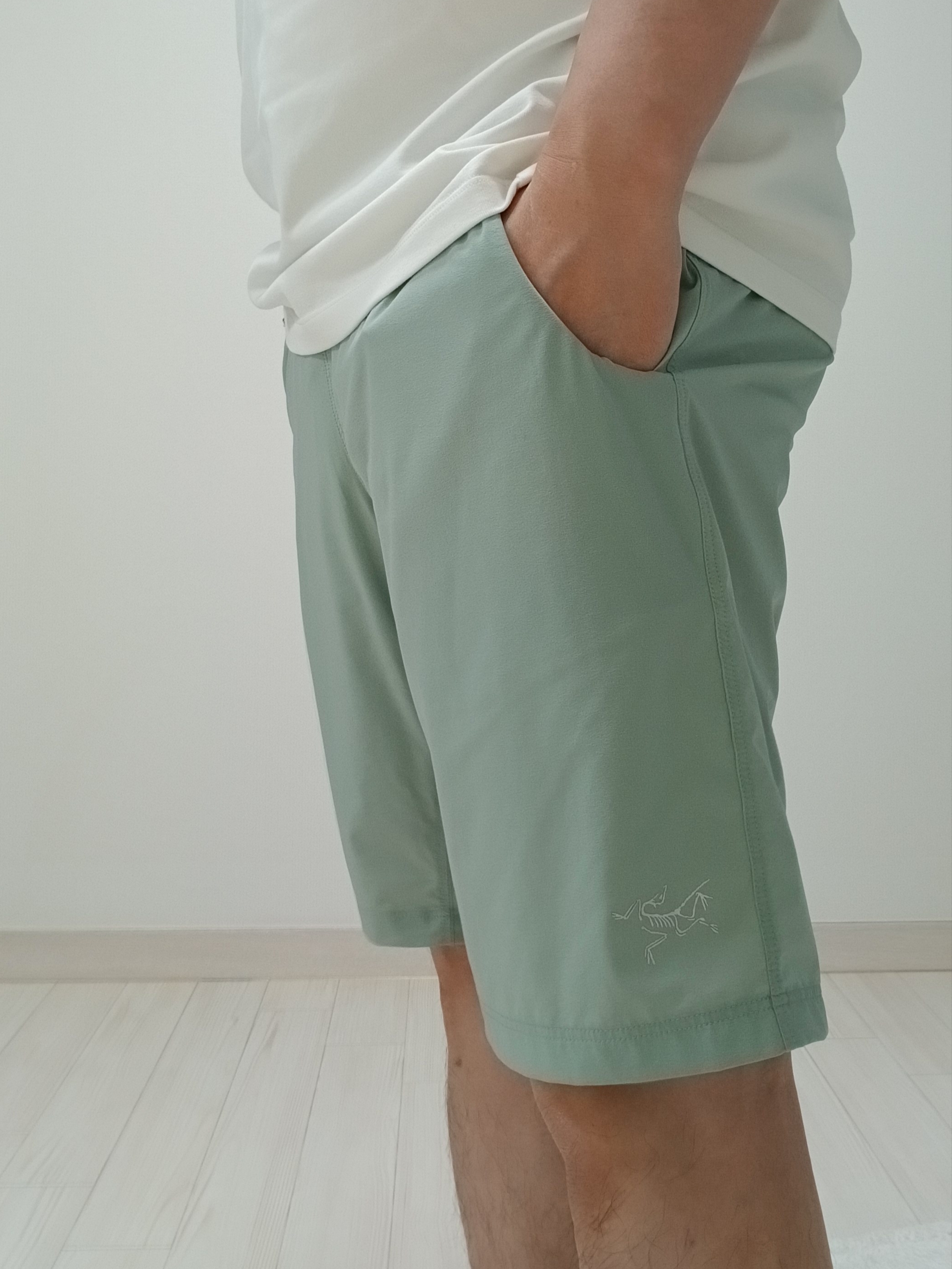 Arc'teryx Captive Arc'word SS T-Shirt White Light, Hoka Ora Athletic Slide Black White 착용 스타일 - 4