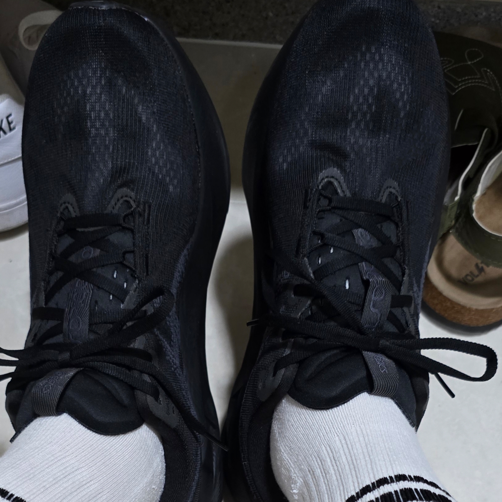 Asics Novablast 5 Black Carrier Grey - 2E Wide 착용 스타일