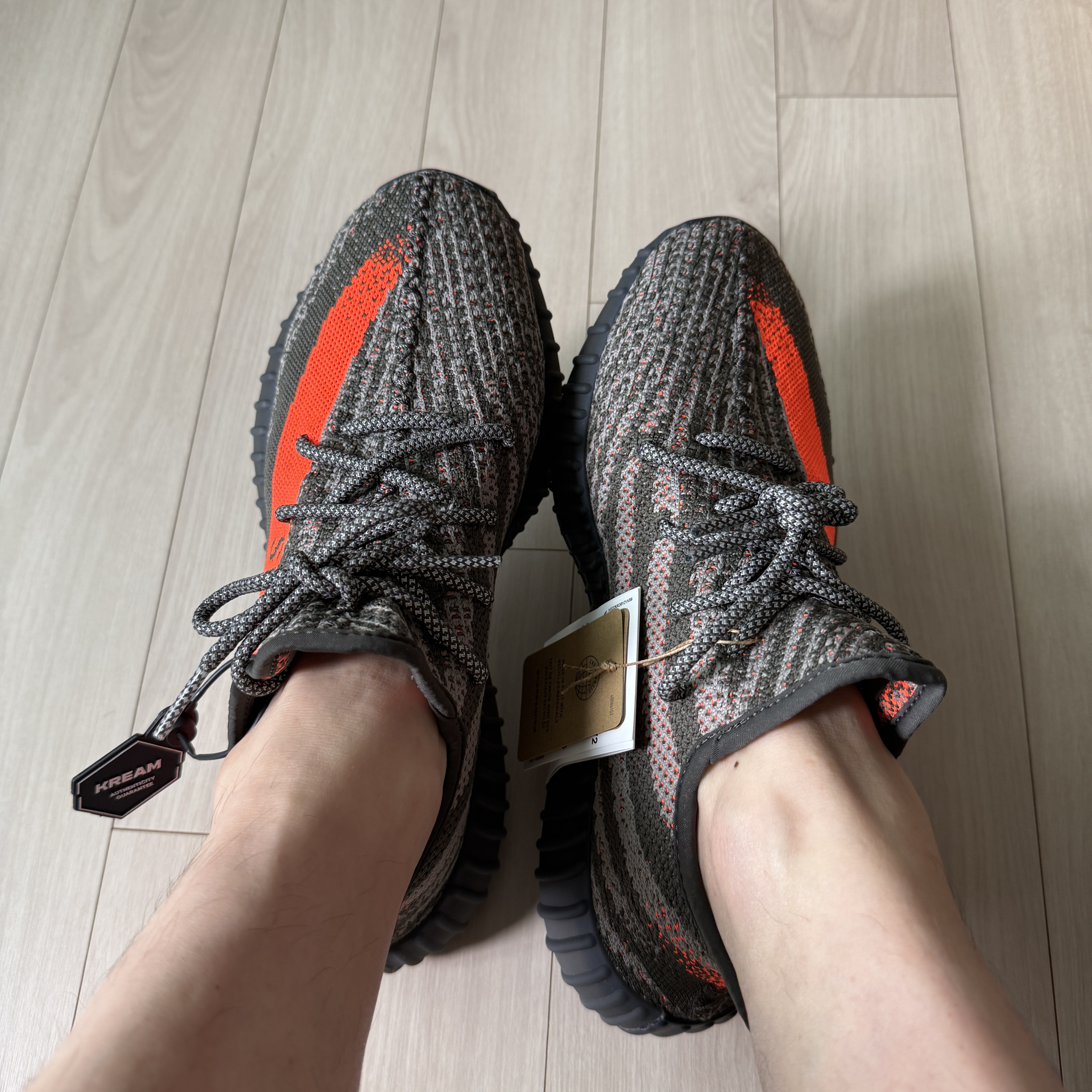 Adidas Yeezy Boost 350 V2 Carbon Beluga 착용 스타일 - 1