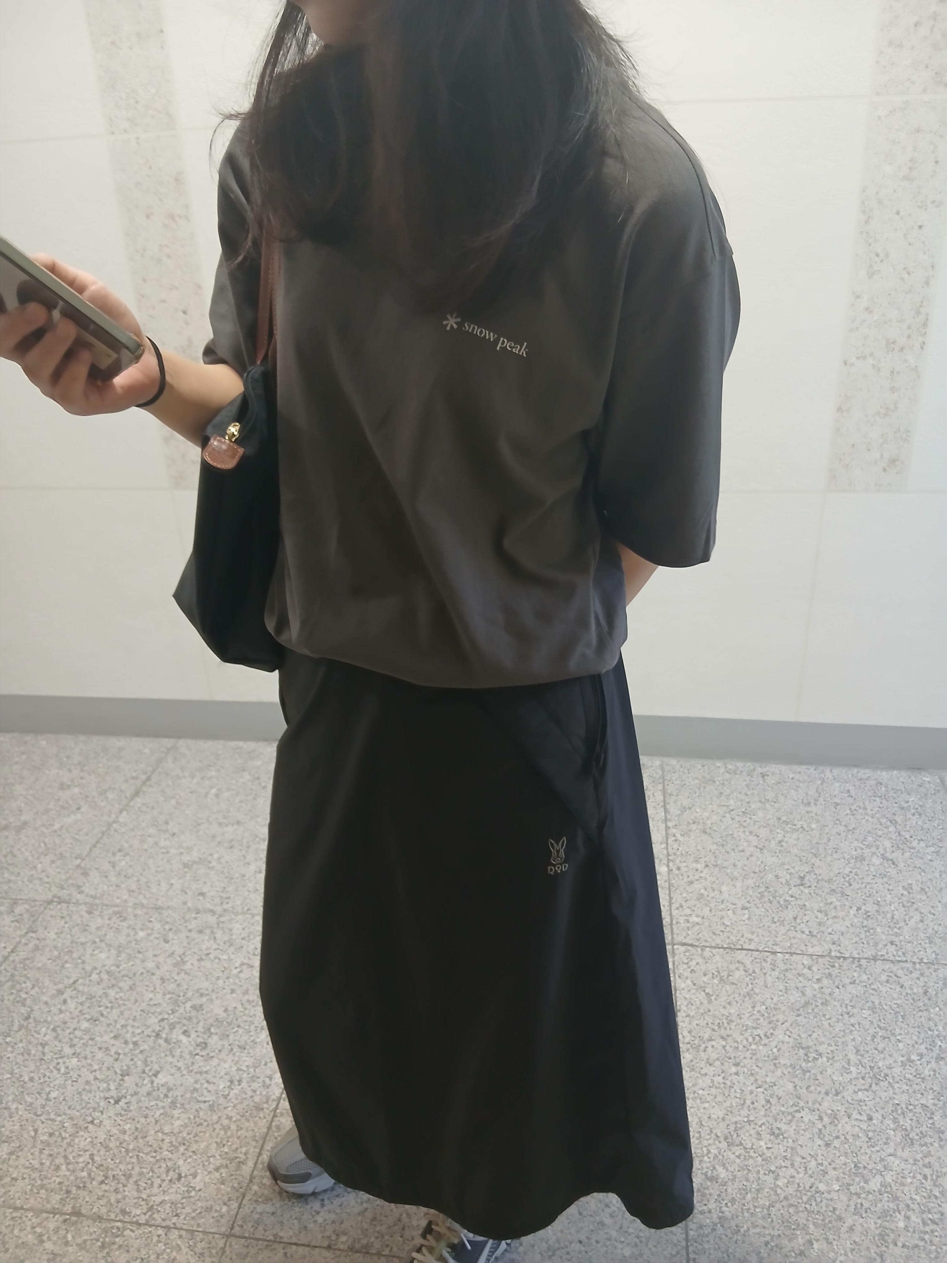 Hoka Ora Athletic Slide Black White, Arc'teryx Kragg Cotton Logo SS T-Shirt 24K Black 착용 스타일 - 5
