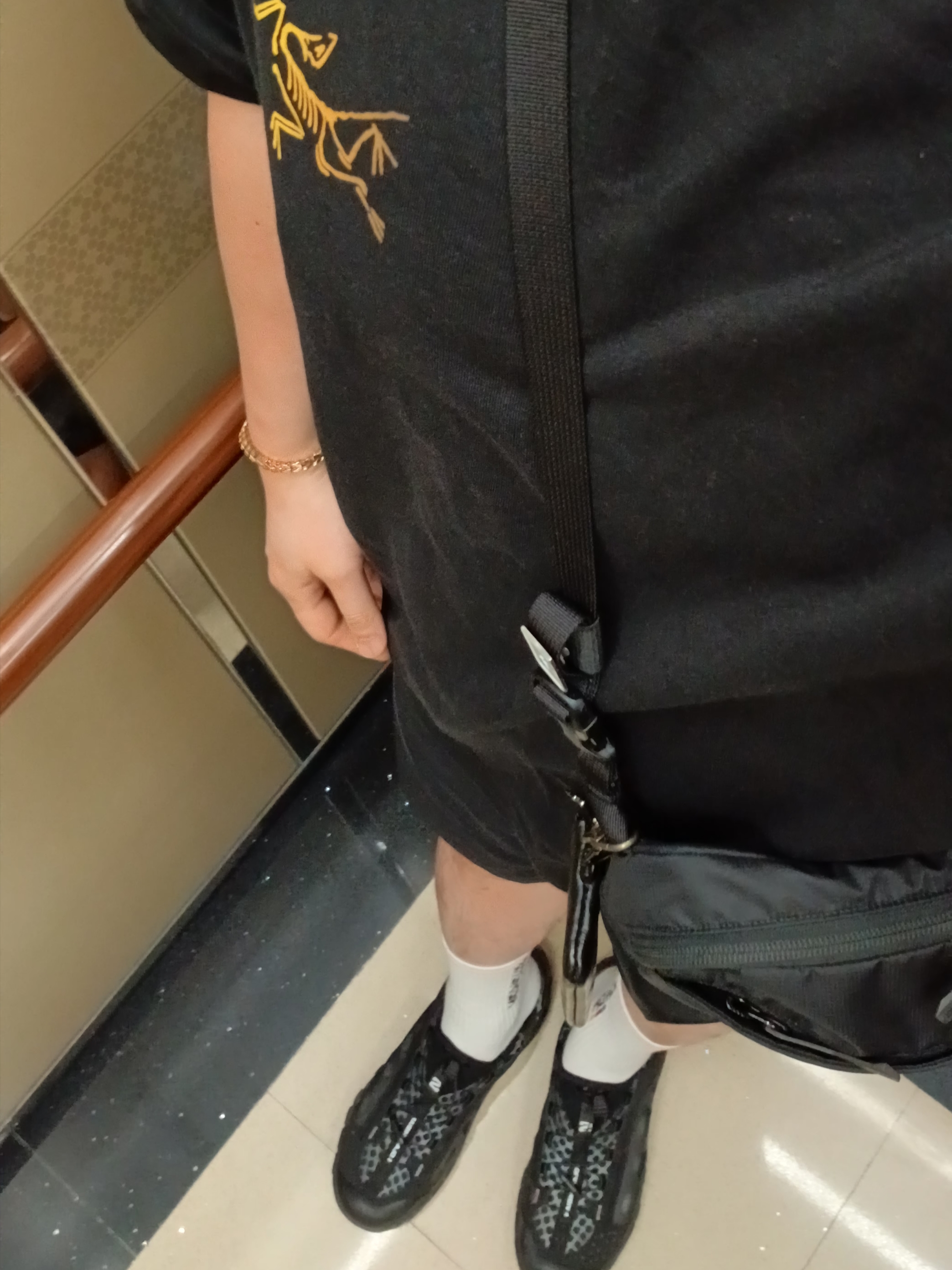 Hoka Ora Athletic Slide Black White, Arc'teryx Kragg Cotton Logo SS T-Shirt 24K Black 착용 스타일 - 4
