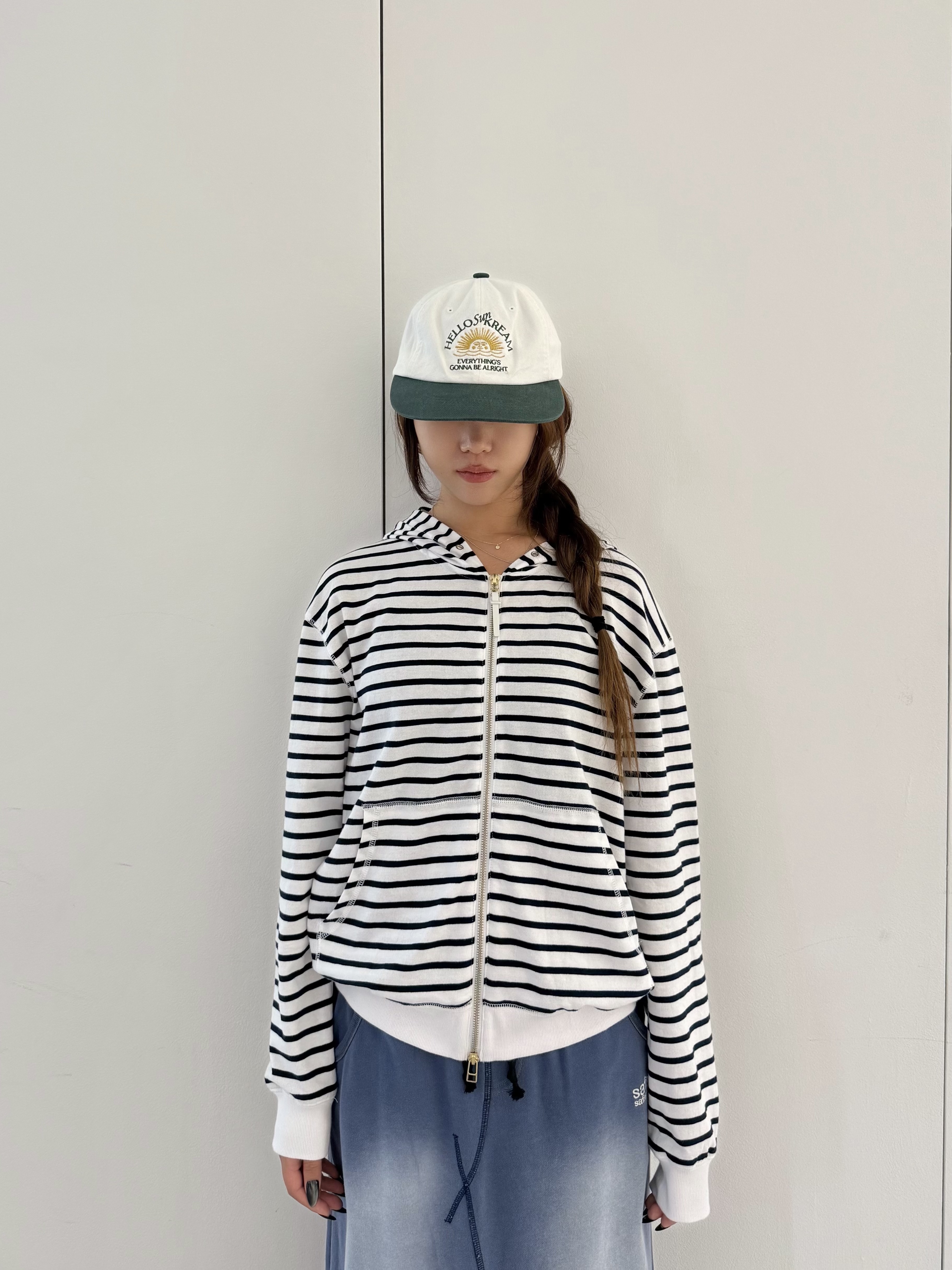 KREAM MERCH Hello Sun Kream Relaxed Fit Arch Logo 6 Panel Cap Off White Green - 25SS, Safarispot Regular Stripe Hoodie Zipup - White/Navy 착용 스타일 - 1