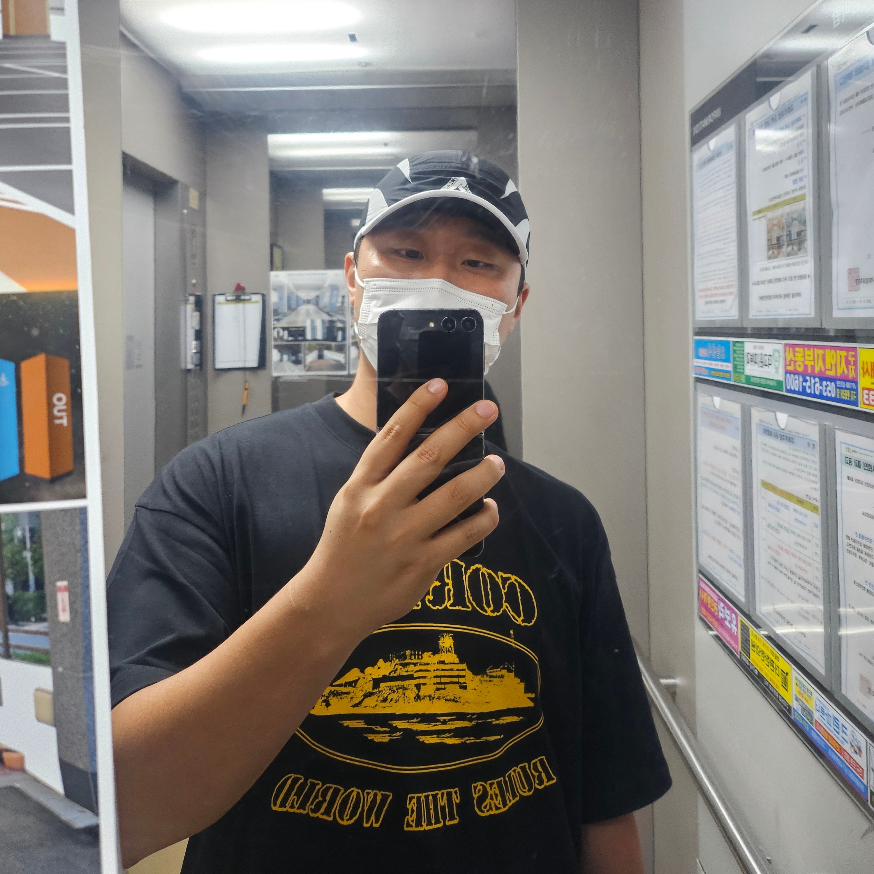 Palace Tri Strike Shell Runner Black - 25SS, Corteiz OG Alcatraz T-Shirt Black Yellow 착용 스타일 - 1