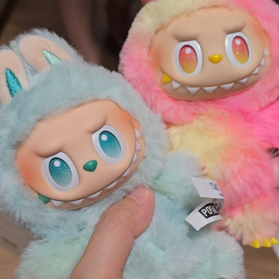 Pop Mart Labubu The Monsters Highlight Series Sealed Case (Bundle of 2/1 Blind Box) 착용 스타일