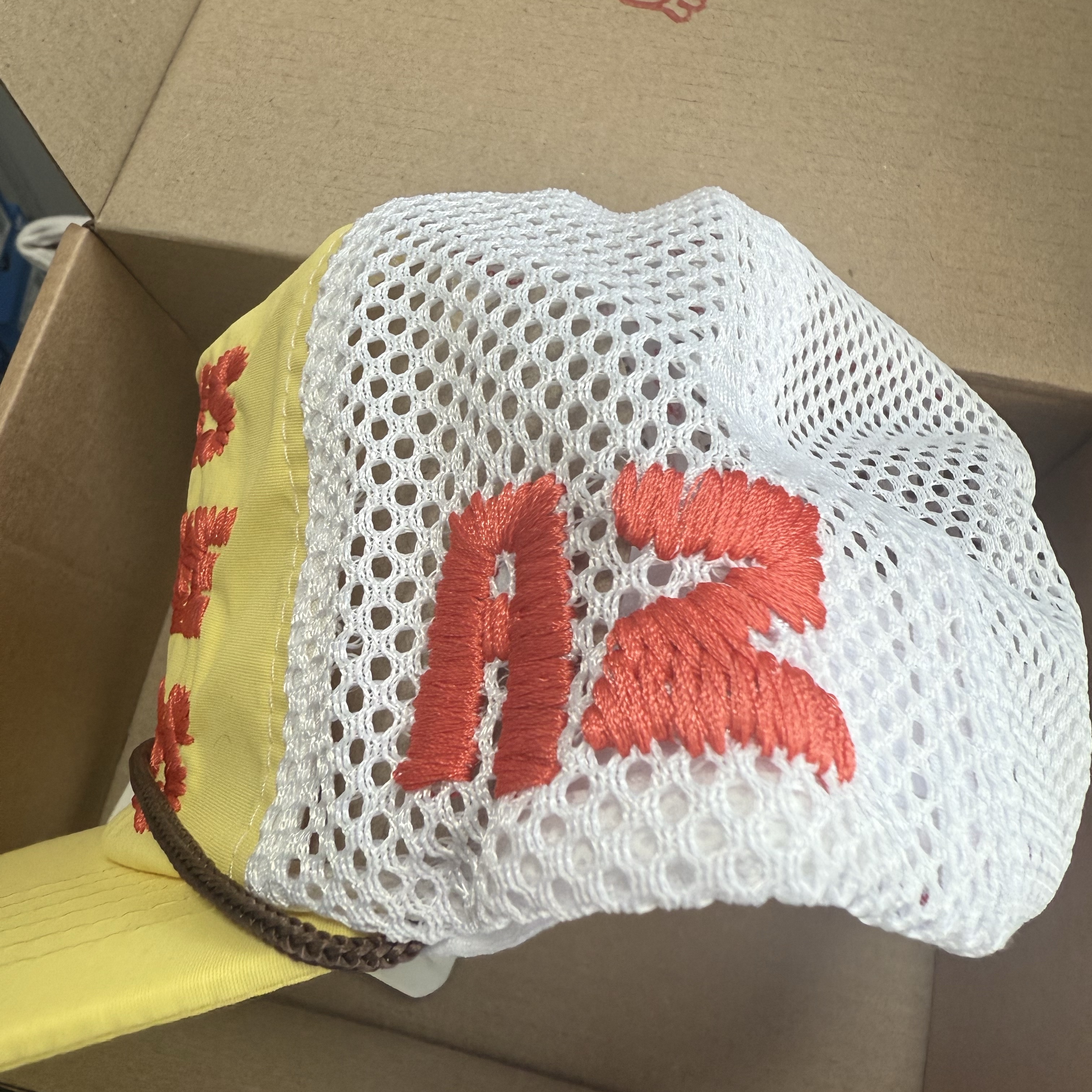 Alex Zono Lovers Who Are Runners Trucker Hat Yellow 착용 스타일 - 2