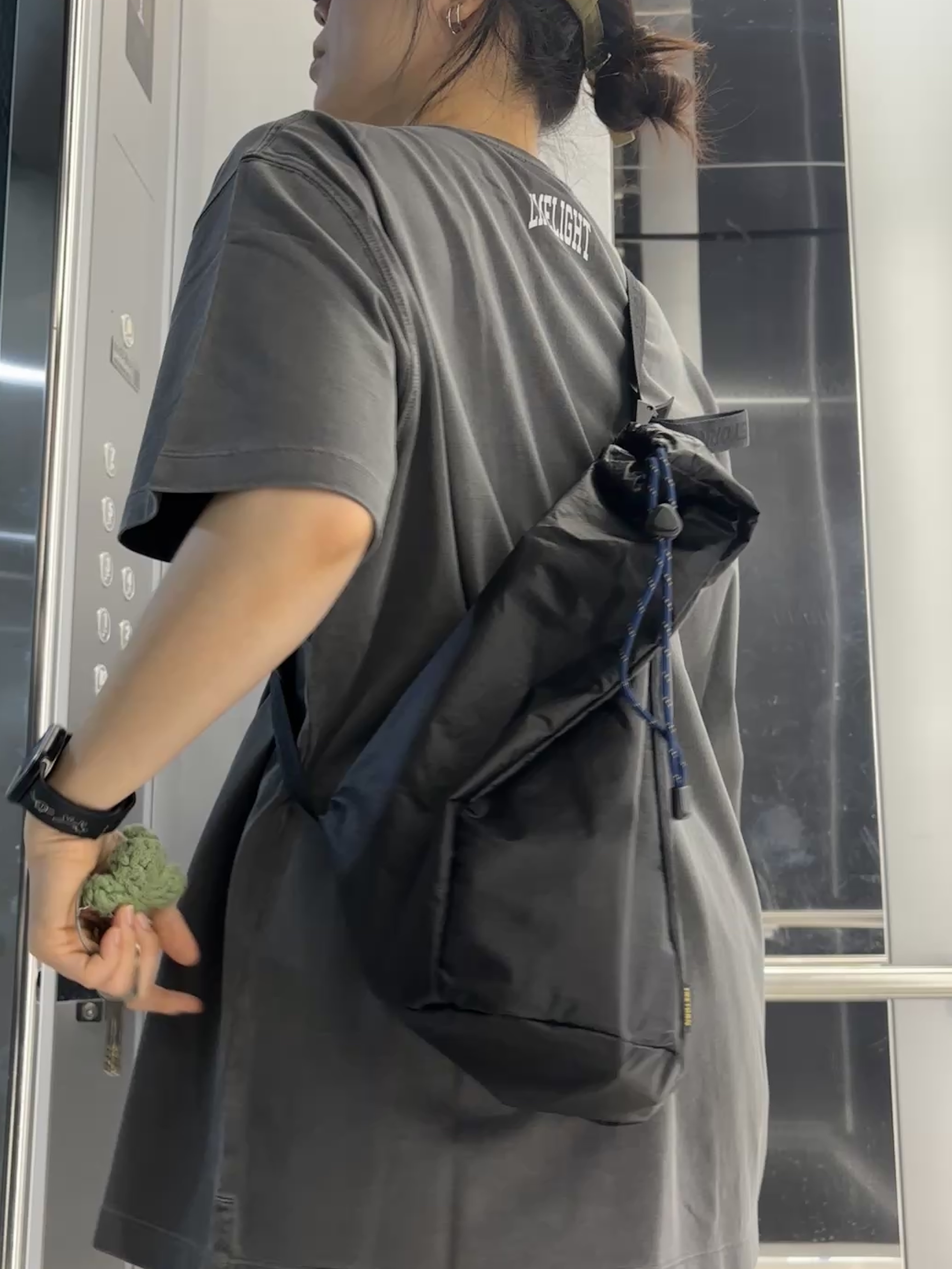 Tretorn Nylon Rip Sling Bag Black 착용 스타일 - 4