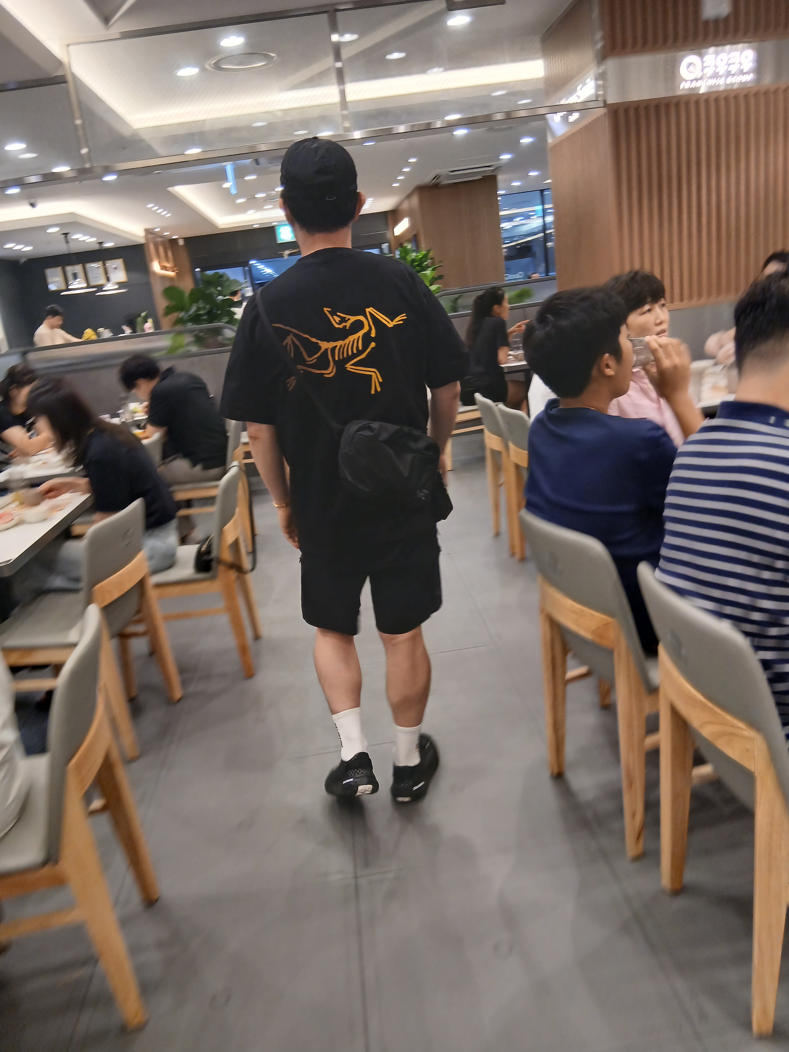 Hoka Ora Athletic Slide Black White, Arc'teryx Kragg Cotton Logo SS T-Shirt 24K Black 착용 스타일 - 9