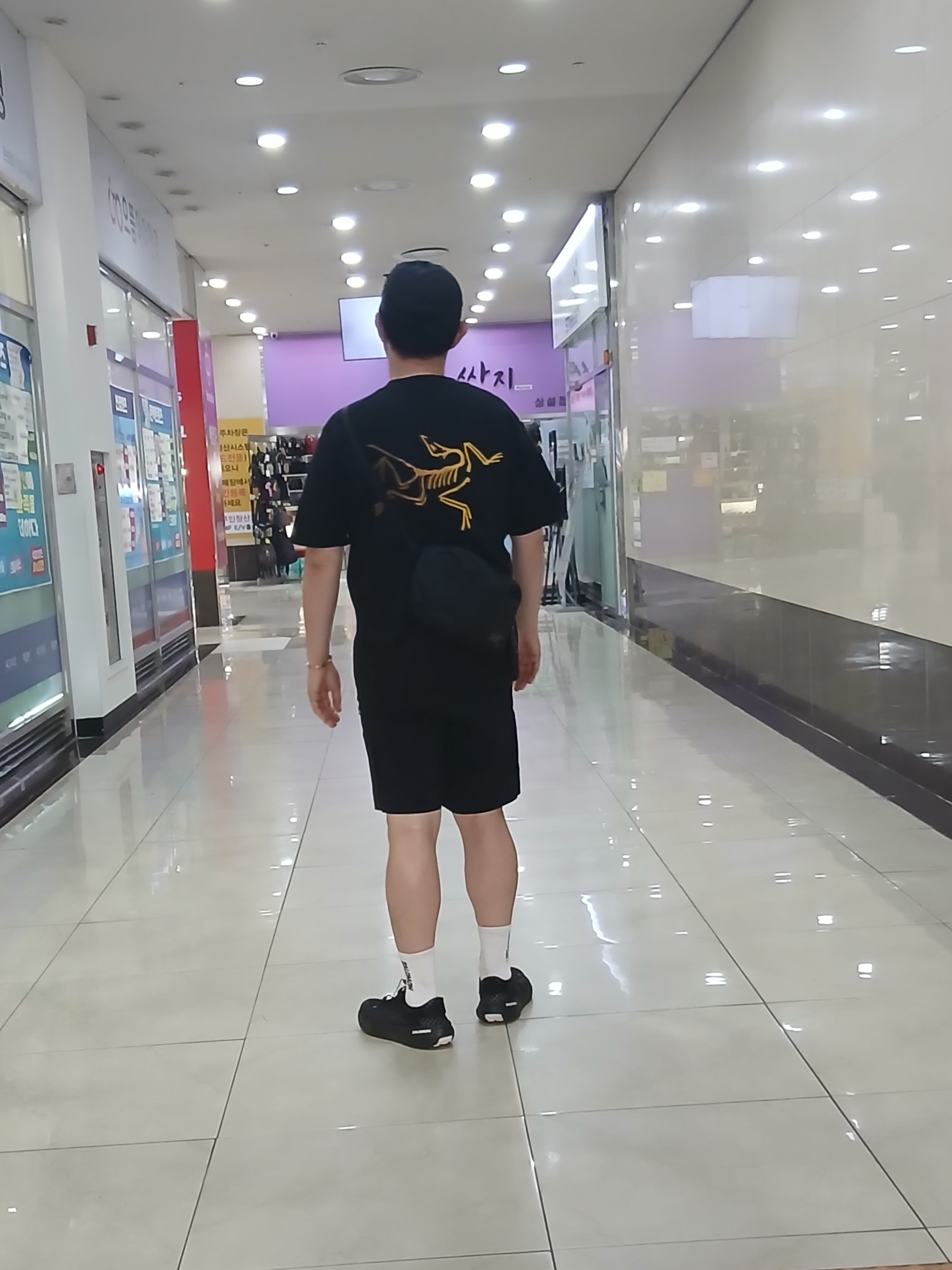 Hoka Ora Athletic Slide Black White, Arc'teryx Kragg Cotton Logo SS T-Shirt 24K Black 착용 스타일 - 10