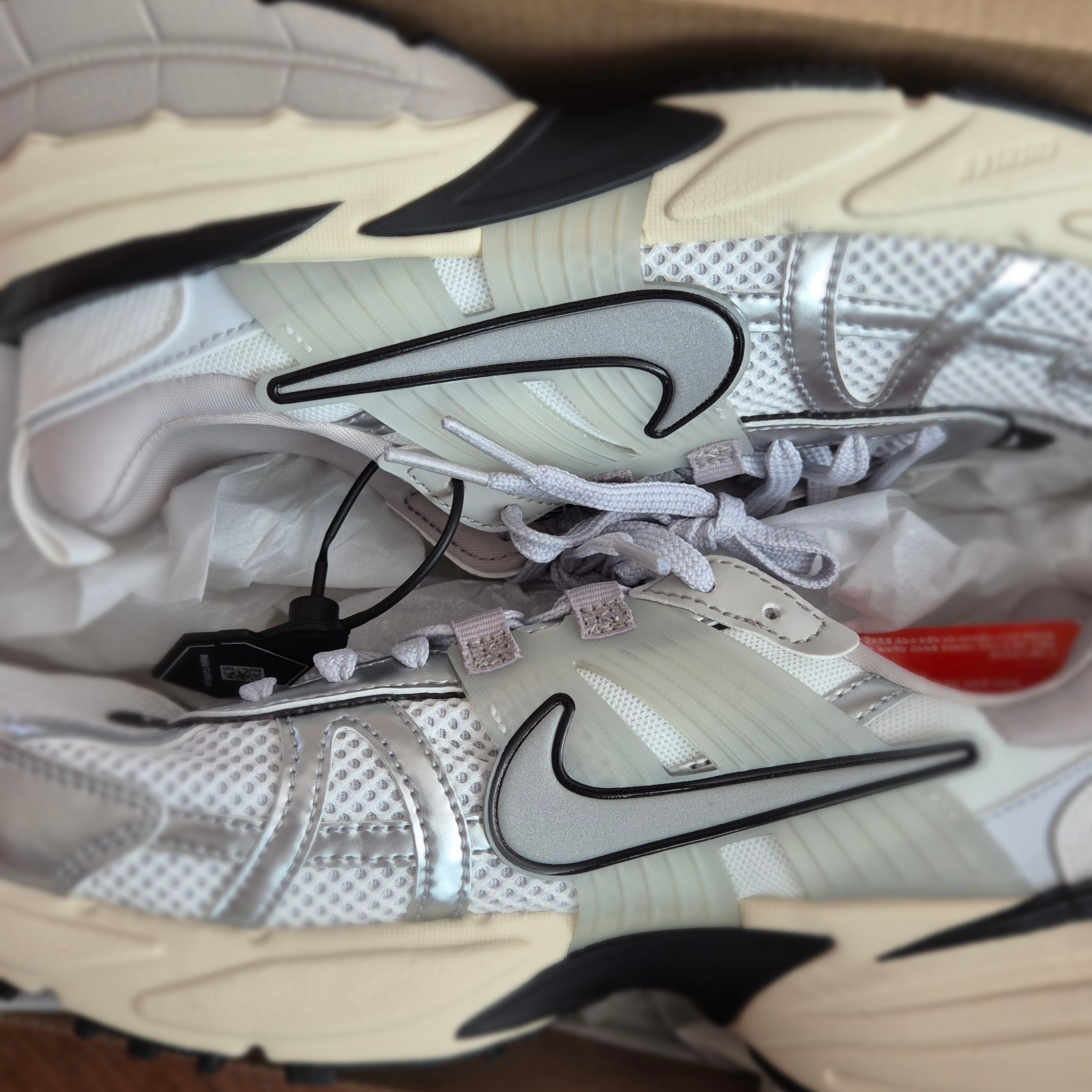 Nike V2K Run Summit White Metallic Silver 착용 스타일