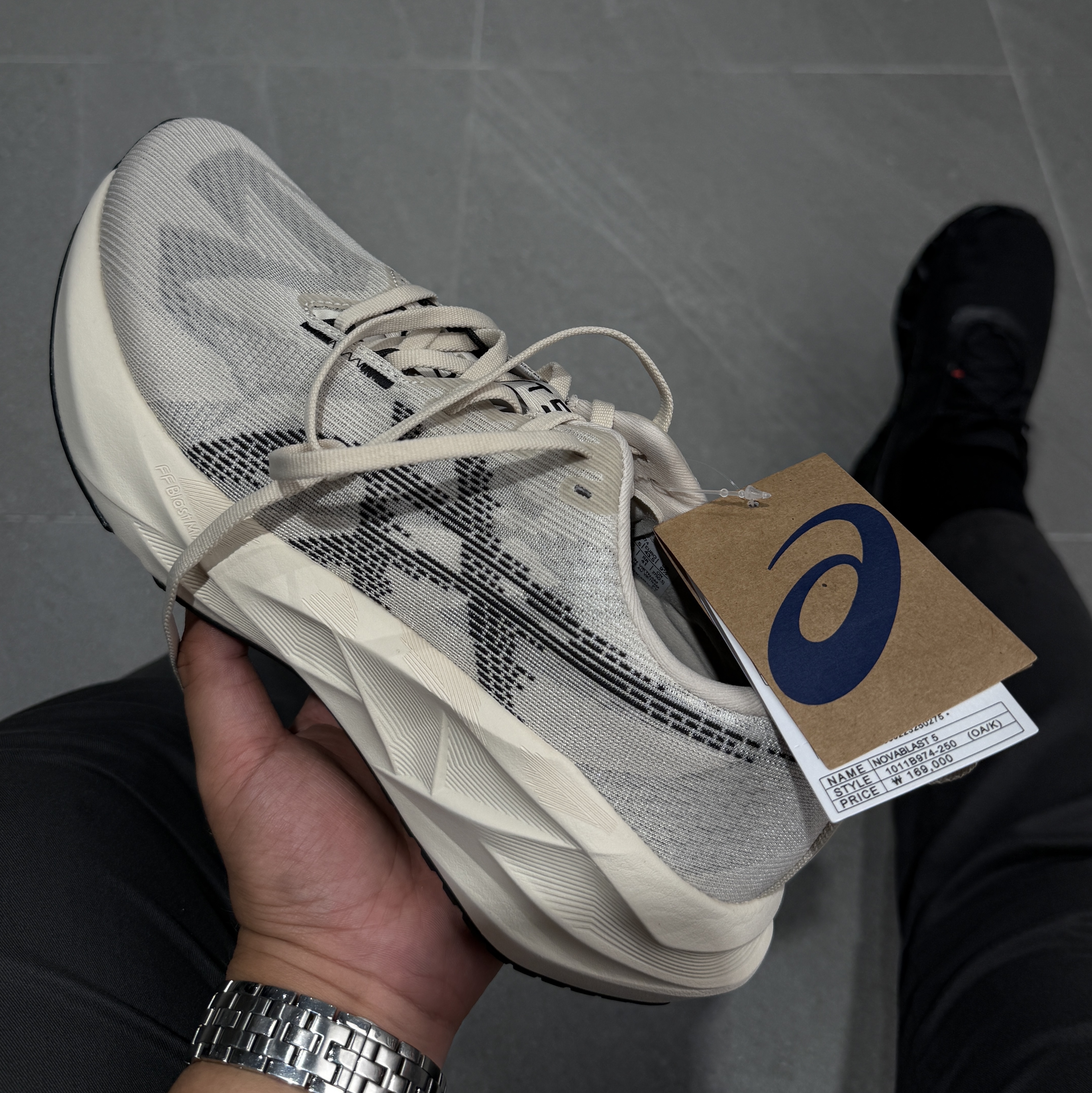 Asics Novablast 5 Oatmeal Black - D Standard 착용 스타일 - 1