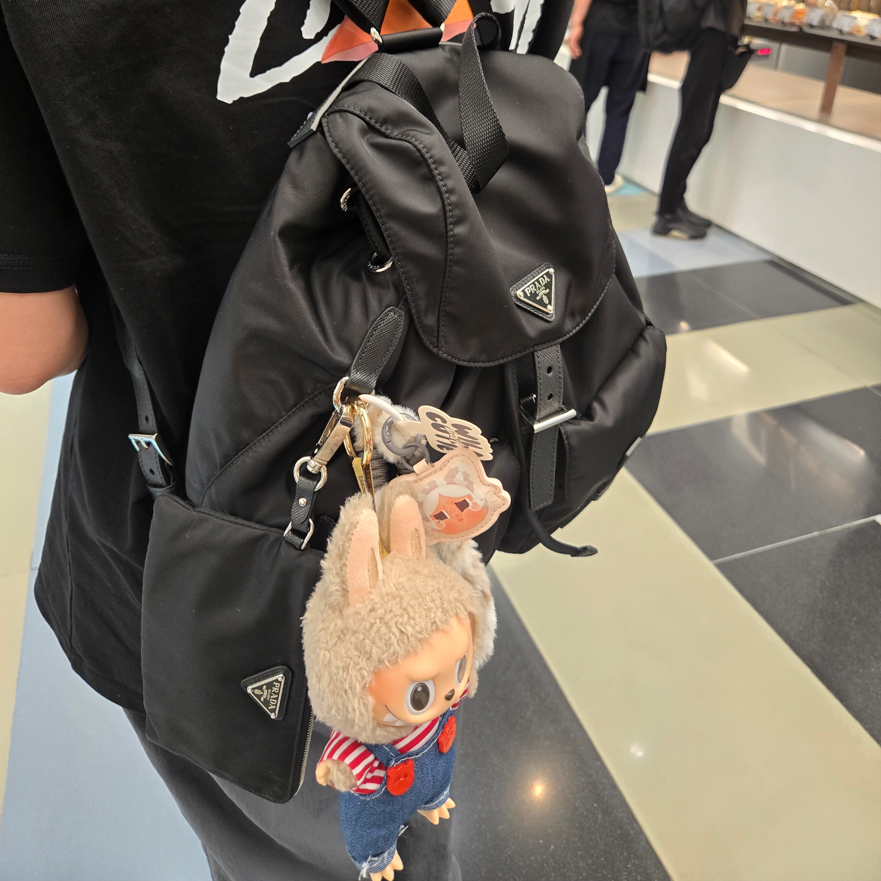 Pop Mart Crybaby Wild But Cutie Series Phone Charm (6 Blind Boxes), Pop Mart Labubu The Monsters Labubu Tasty Macarons Series Toffe Keyring 착용 스타일 - 2