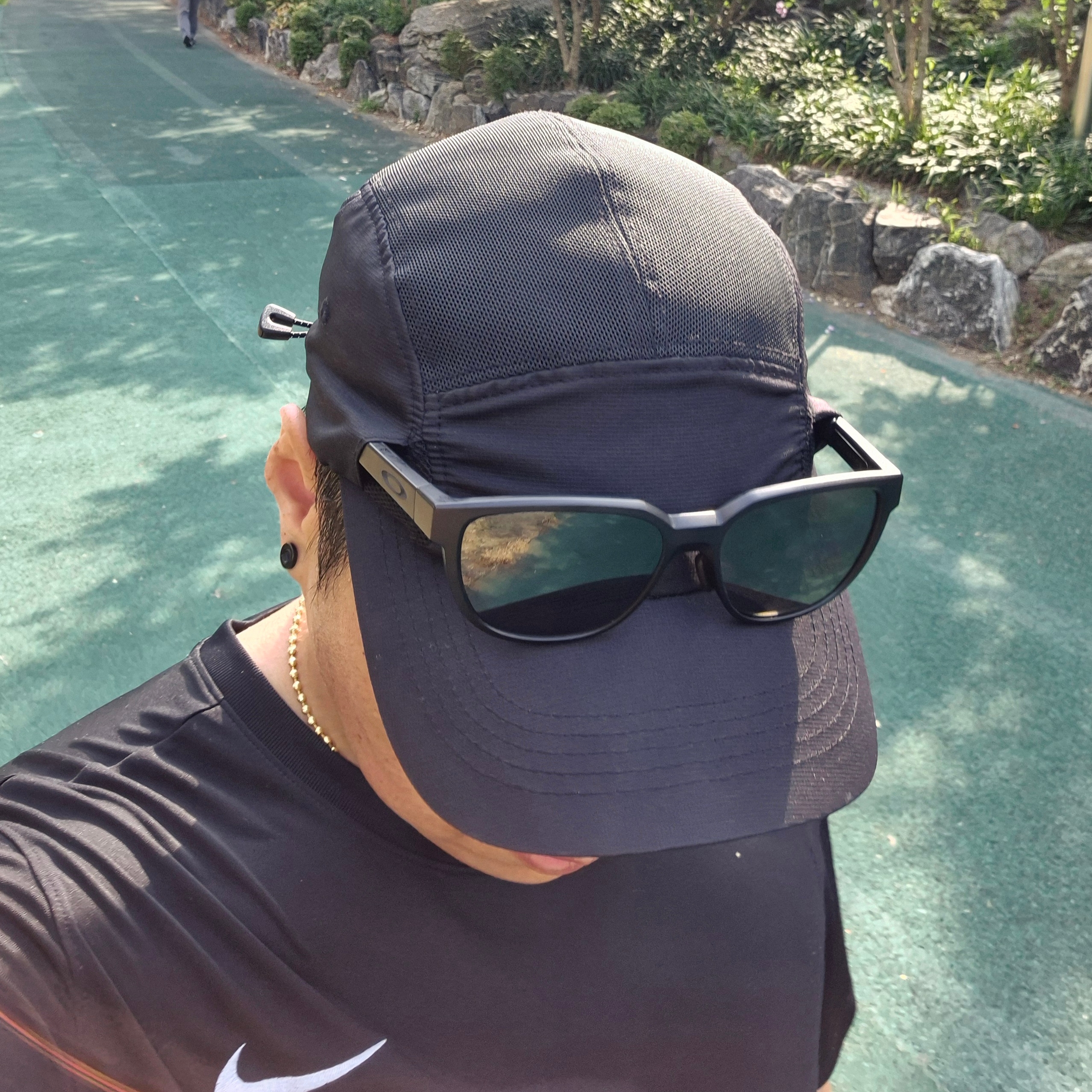 Oakley Actuator Black Tortoise Frame Prizm Ruby Lenses Low Bridge Fit, Hoka Bondi 8 Black - Wide 착용 스타일 - 2