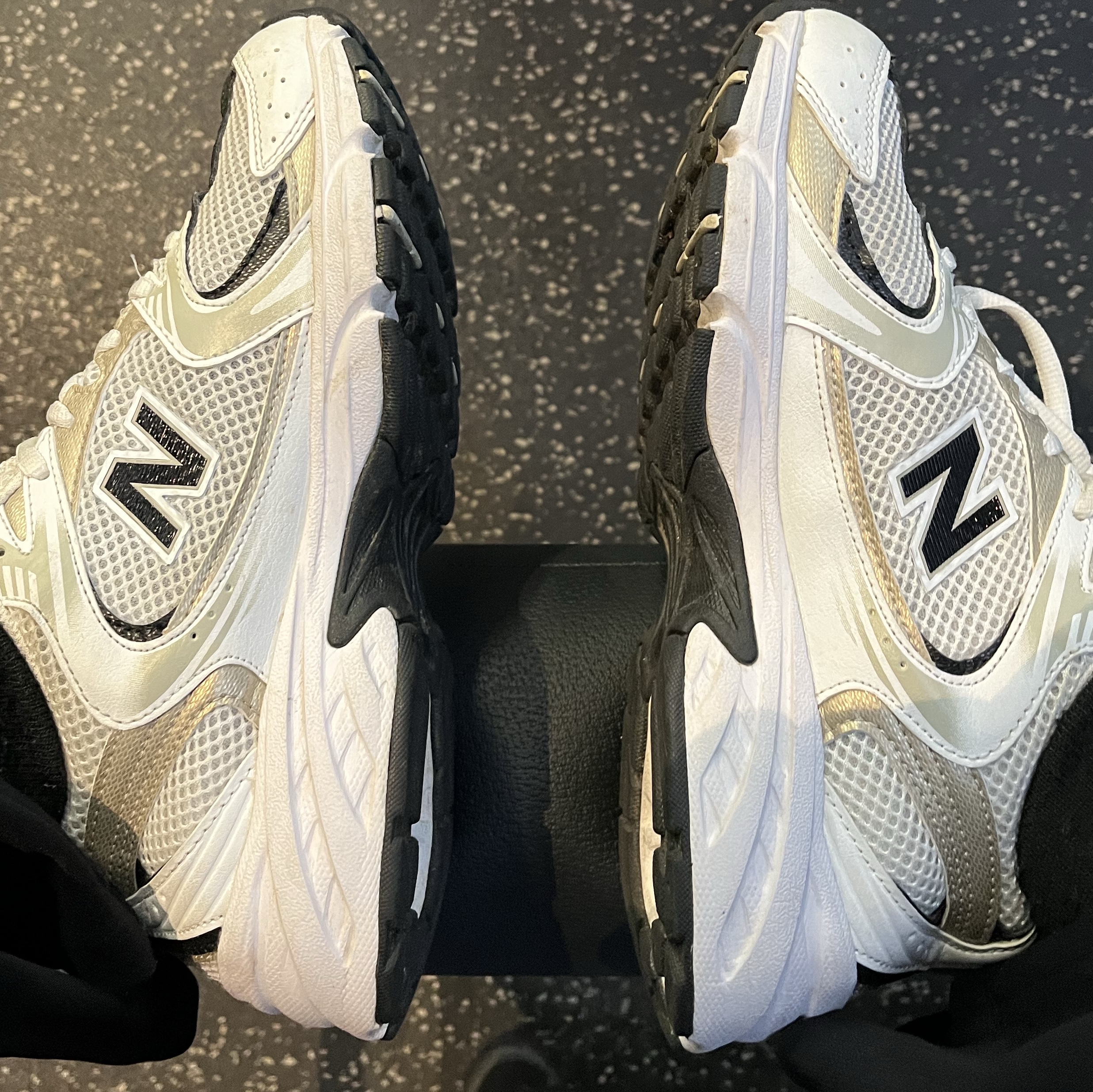 New Balance 530 Off White Gold 착용 스타일