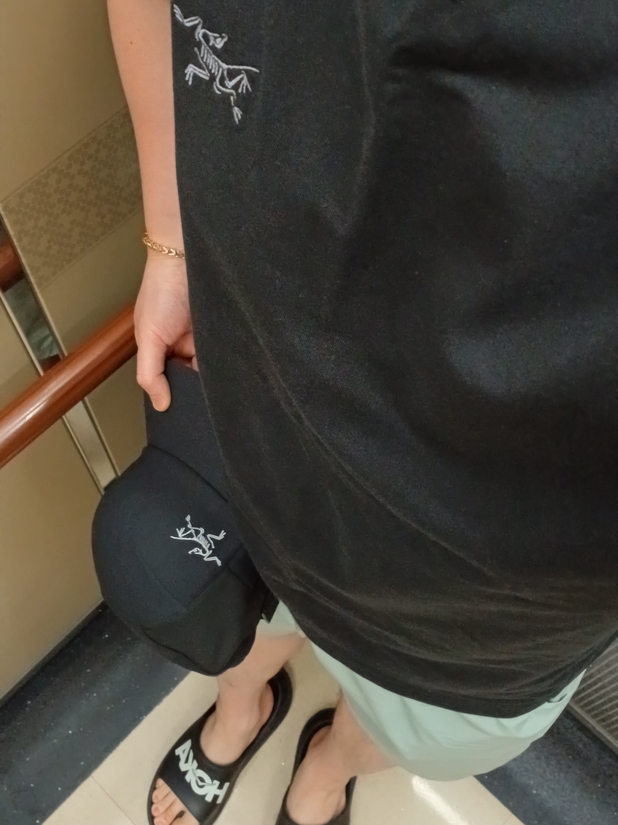 Arc'teryx Captive Arc'word SS T-Shirt Black, Arc'teryx Calvus Cap Black 착용 스타일 - 1