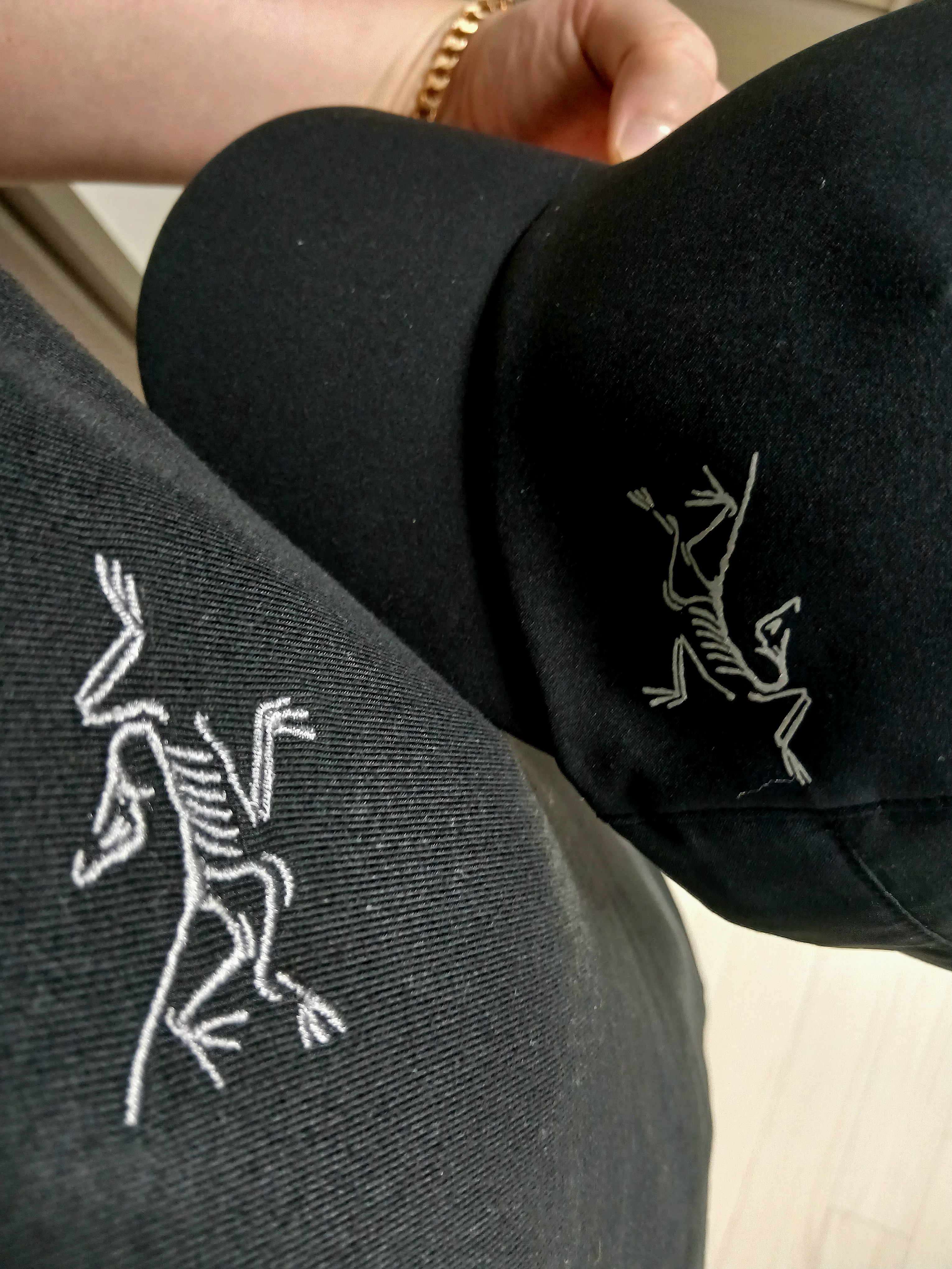 Arc'teryx Captive Arc'word SS T-Shirt Black, Arc'teryx Calvus Cap Black 착용 스타일 - 8