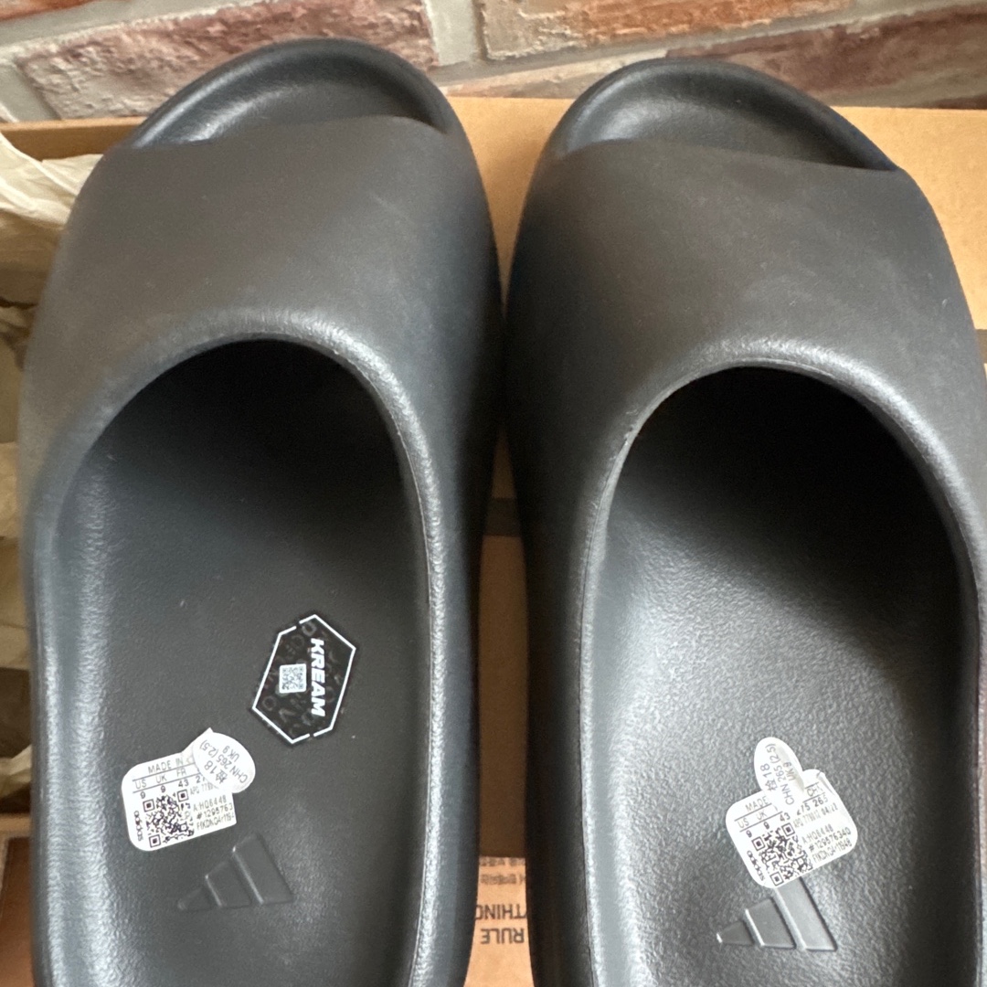 Adidas Yeezy Slide Onyx 착용 스타일 - 4