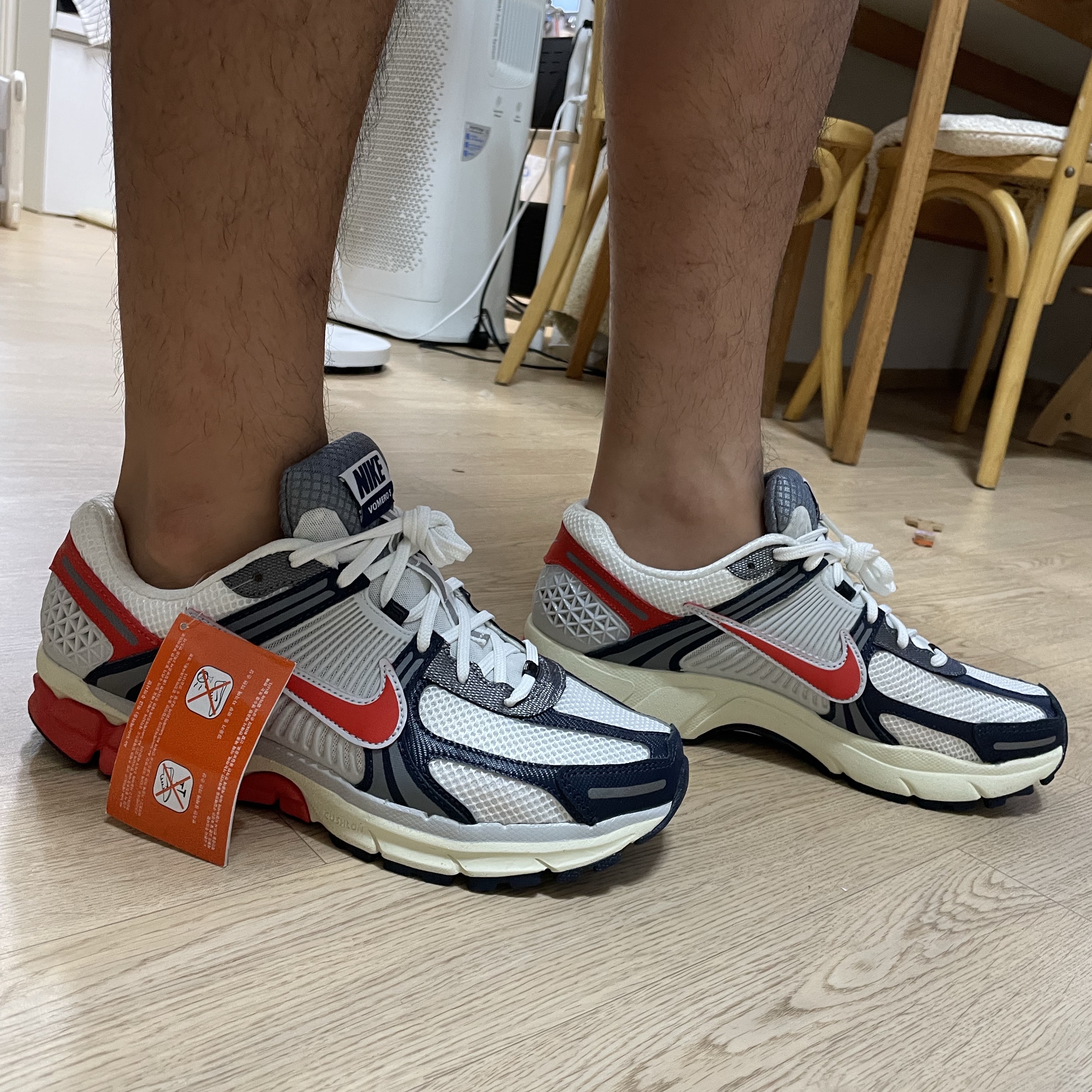 Nike Zoom Vomero 5 Photon Dust Picante Red 착용 스타일