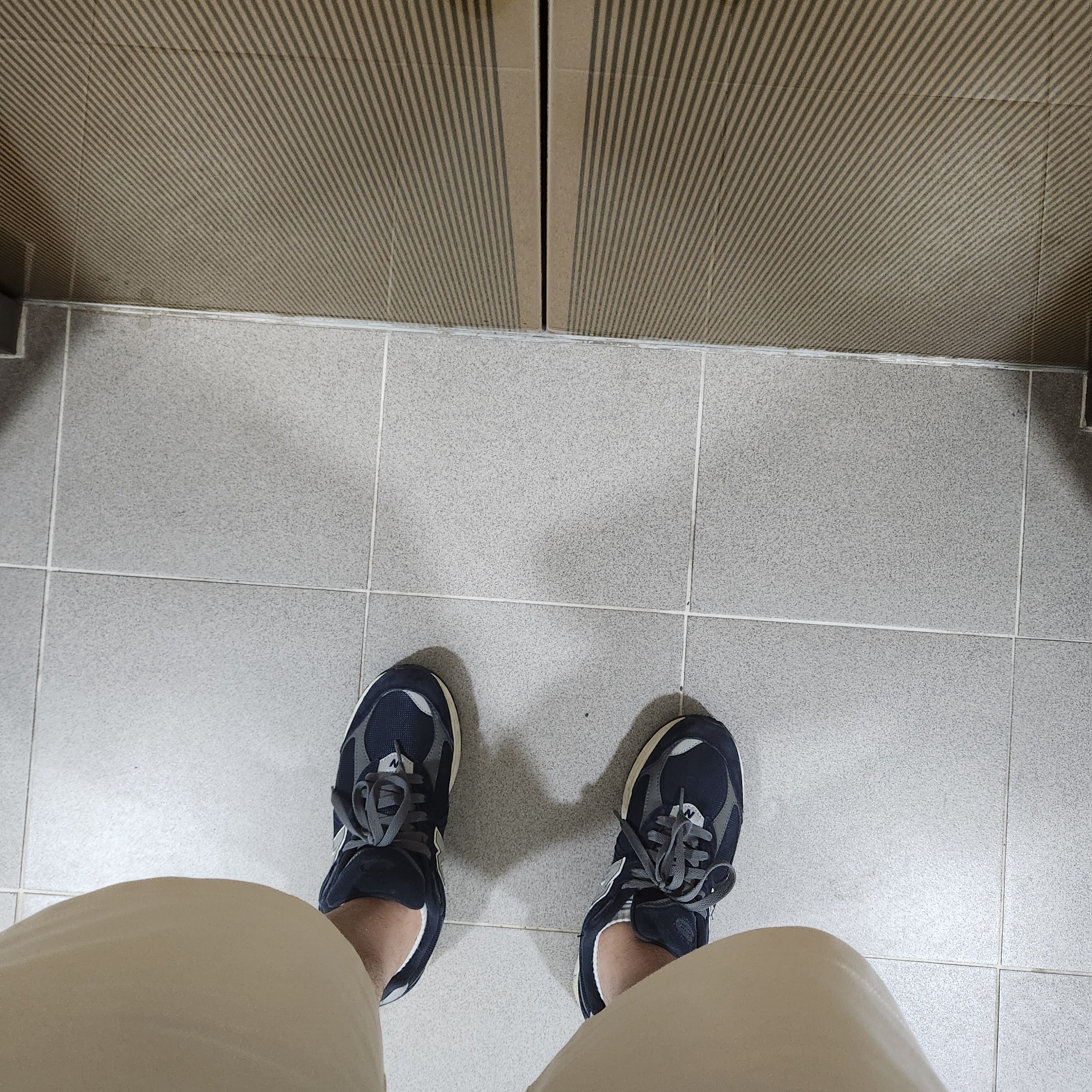 New Balance 2002R Eclipse Castlerock 착용 스타일
