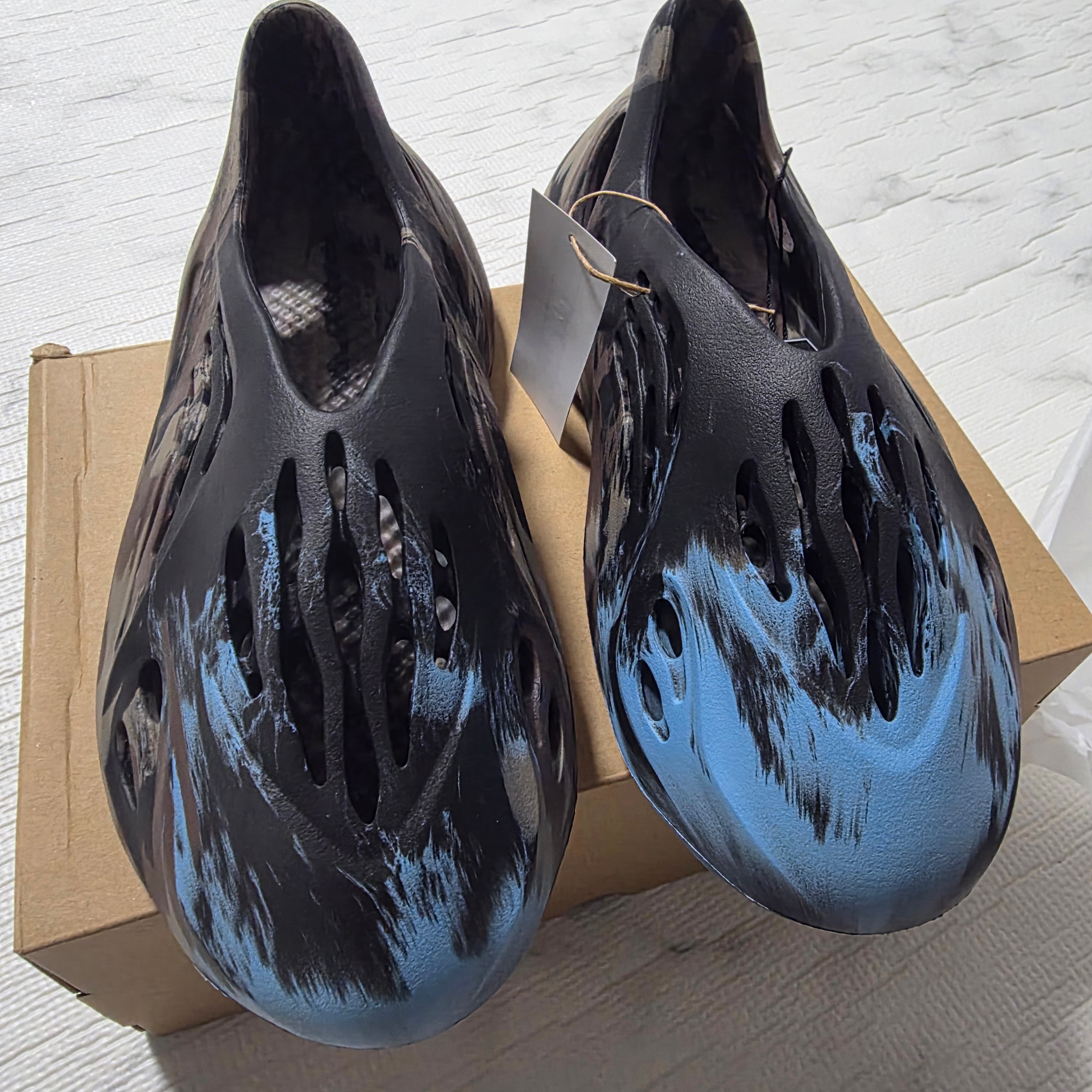 Adidas Yeezy Foam RNNR MX Cinder 착용 스타일 - 2