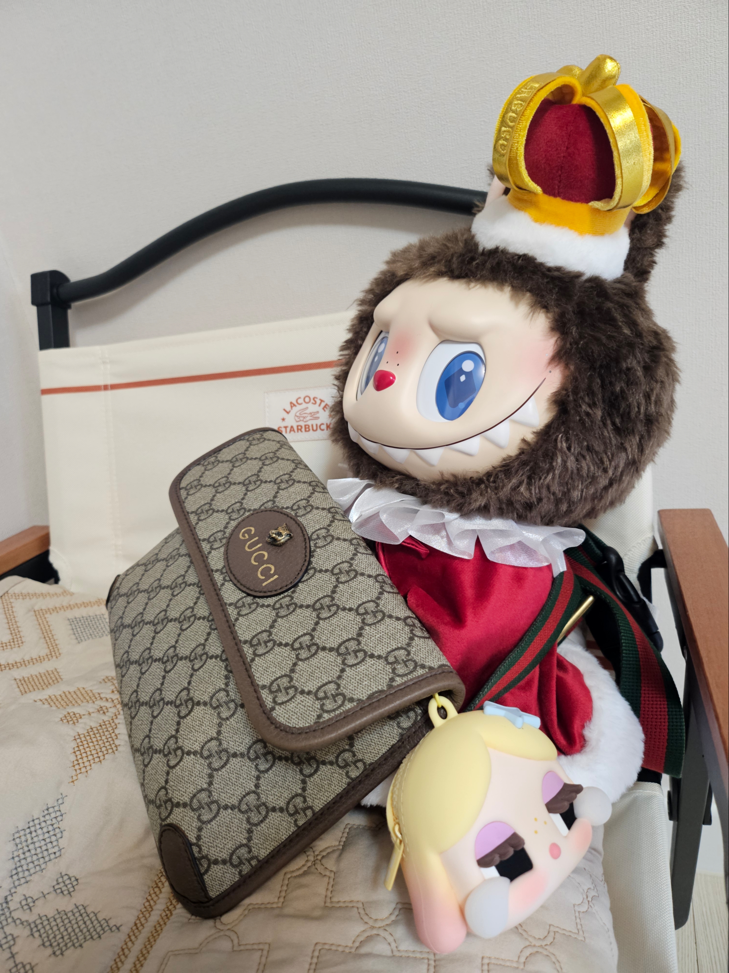 Pop Mart Crybaby Shiny Shiny Series Earphone Case Gold, Pop Mart The Monsters Checkmate Series Doll 착용 스타일