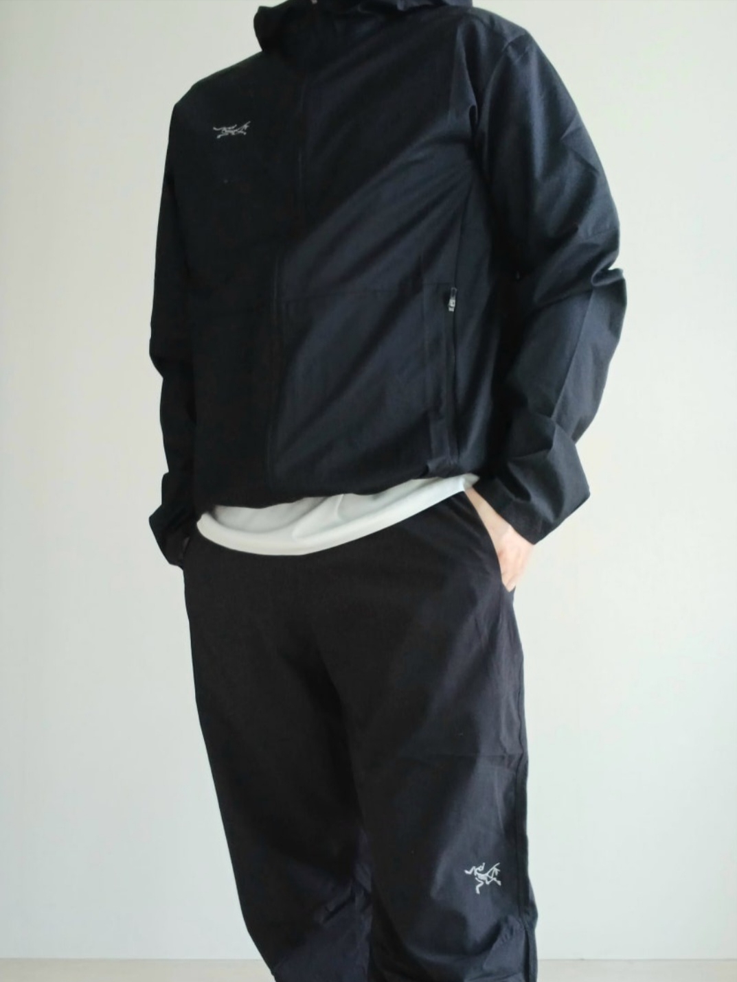 Arc'teryx Kragg SL Cotton Blurred Bird SS T-Shirt White Light Atmos, Arc'teryx Incendo Airshell Hoody Black 착용 스타일 - 3